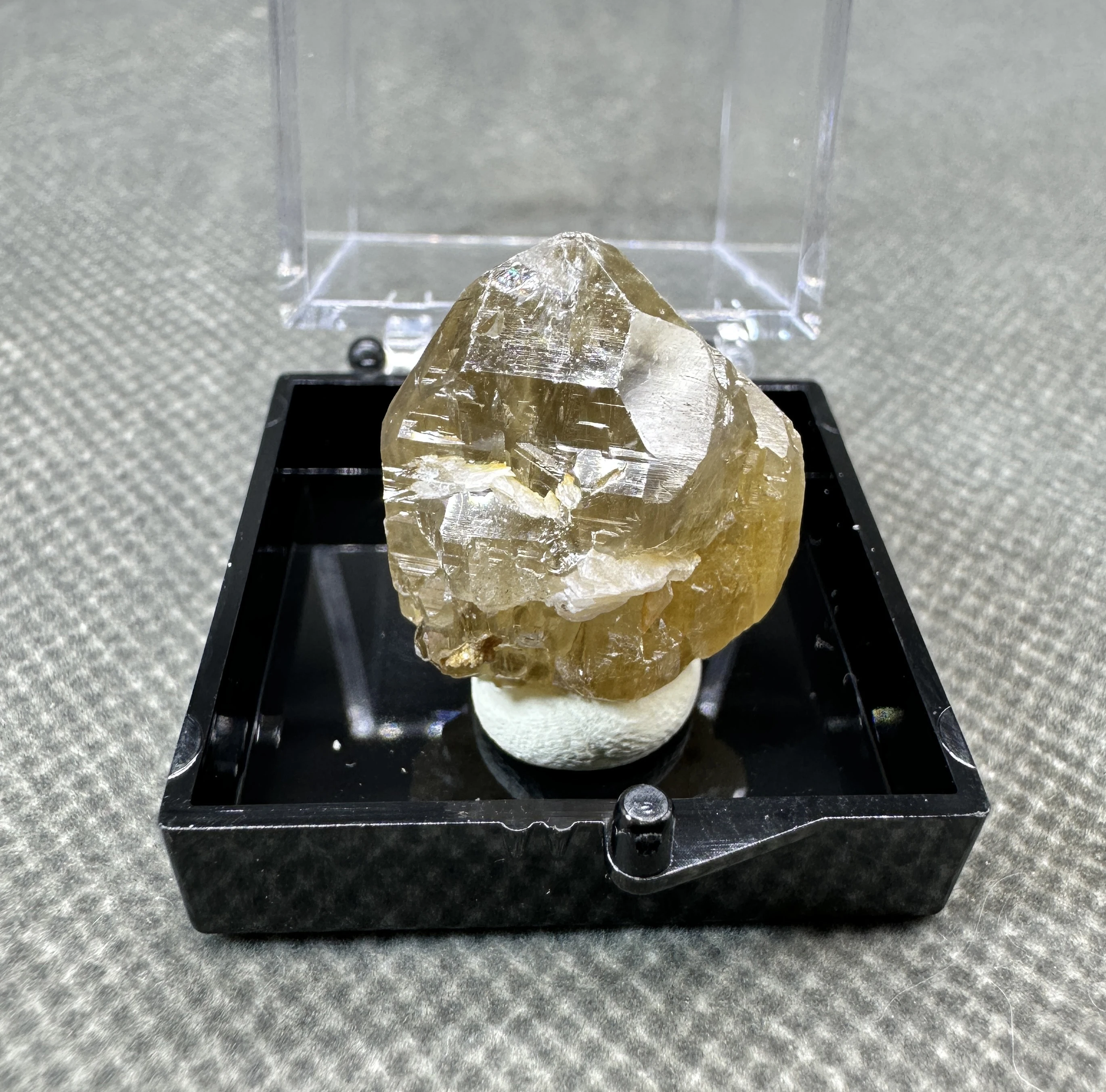 Natural Morocco fluorescence cerusite mineral specimens + box size 3.4 cm