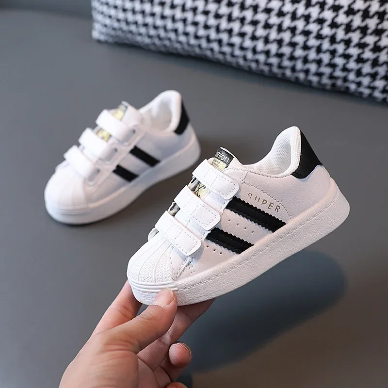 2024 Sneakers per bambini Design di moda per bambini scarpe Casual antiscivolo bianche scarpe da ginnastica traspiranti con gancio per ragazze da