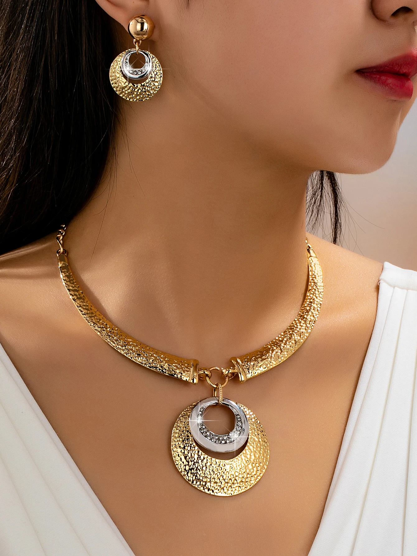1 Set of Old Money Style Industrial Retro Minimalist Necklace and Stud Earrings Fashion Jewelry Set for Women, Featuring Gold and Silver Dual-Tone Double-Layered Circles and Hammered Texture Design, Suitable for Pairing with Minimalist White Shirts, Suits, Knitted Cardigans, French Shirts, and Casual Dress Pants, Ideal for Everyday Wear