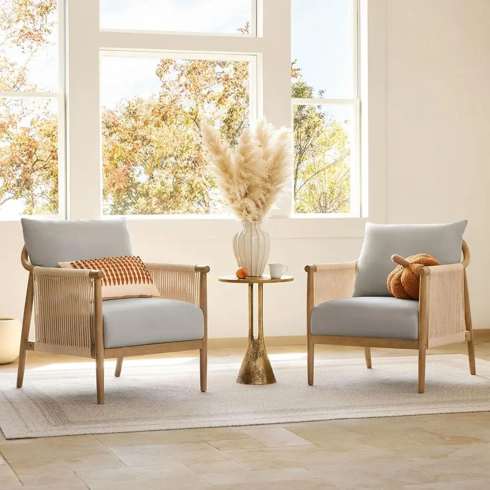 

Пара светло-серых кресел в стиле бохо с деревянными подлокотниками для гостиной и спальни (для чтения)