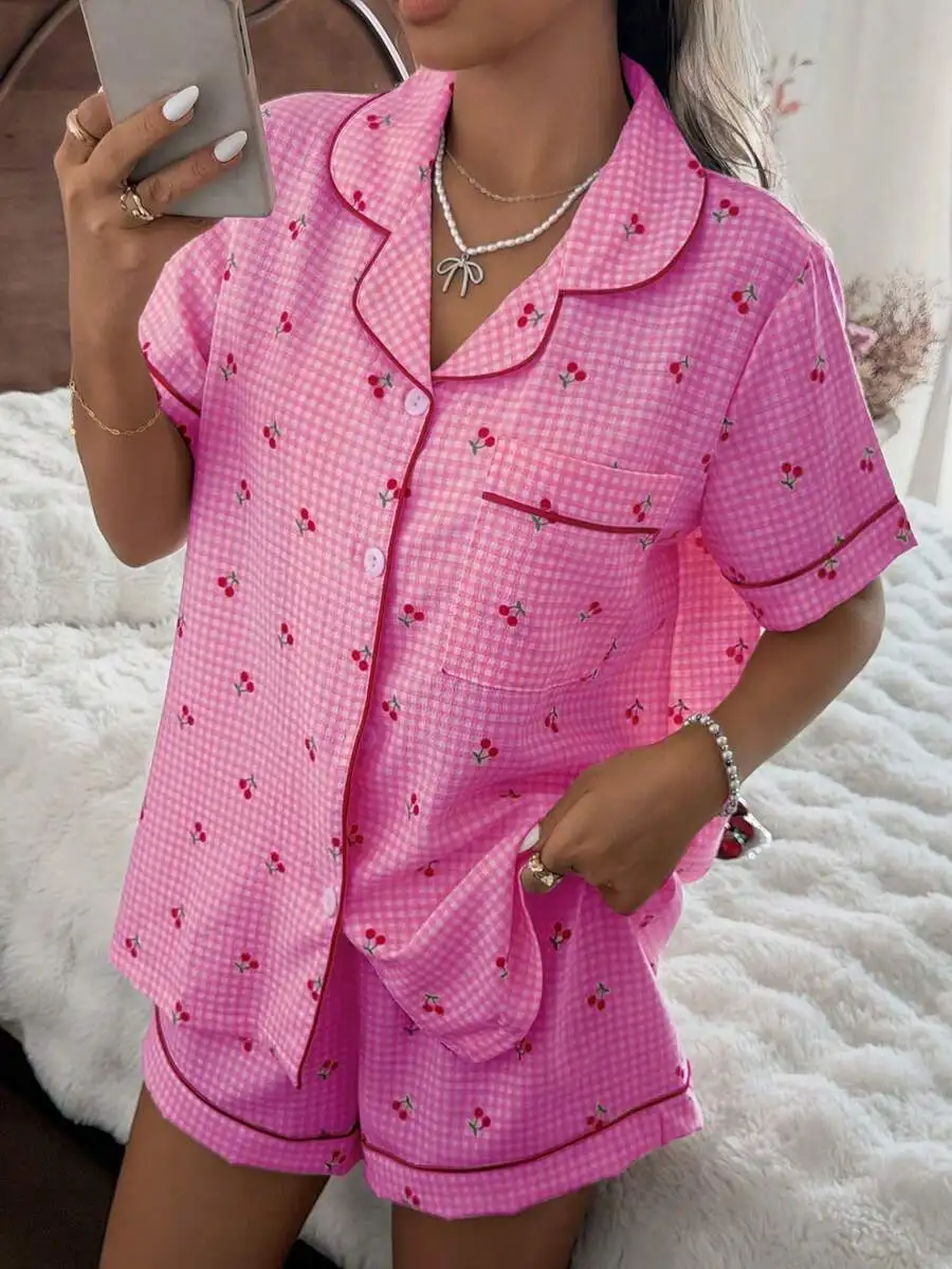 Conjunto de pijama de manga corta con cuello de camisa y estampado de cerezas y cuadros rosas para mujer