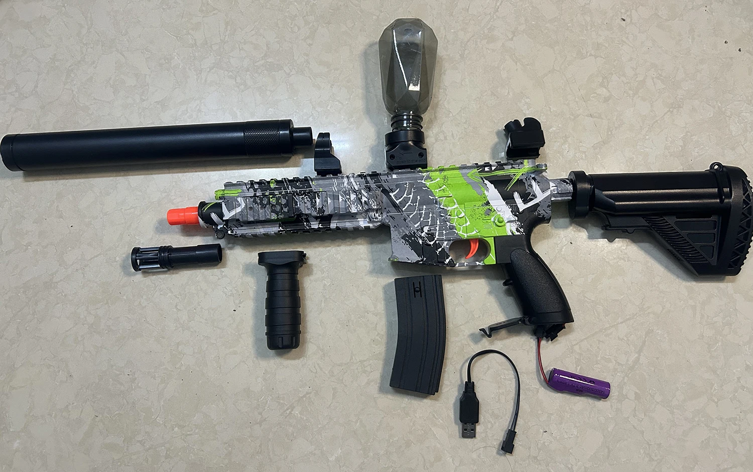 2026年新型M416電動自動玩具銃、スムーズなリローディング、7-8mm、2色展開、3.7VバッテリーとUSB充電ケーブル付き、新年の贈り物