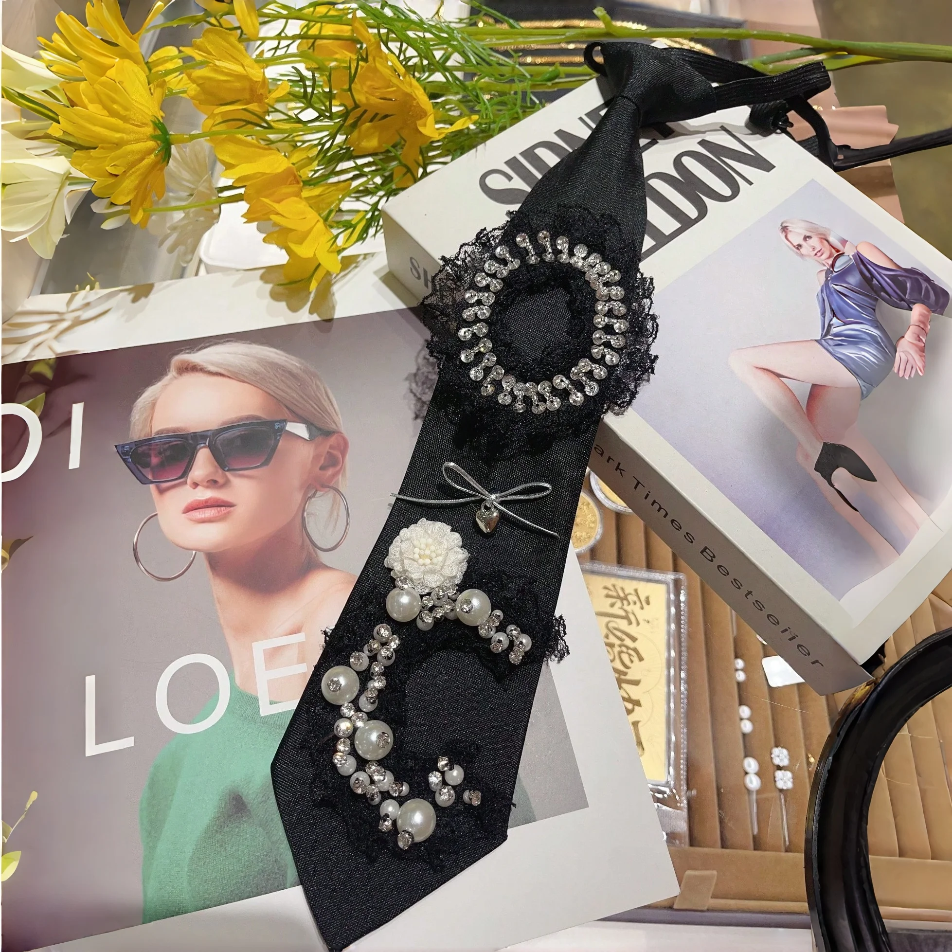 

1 блестящий женский галстук из полиэстера (полиэфирного волокна) [французский ретро-стиль светской львицы] Высококачественный жемчужный кружевной галстук с уникальным дизайном и украшением из стразов, подходит для праздничных вечеринок и костюмов