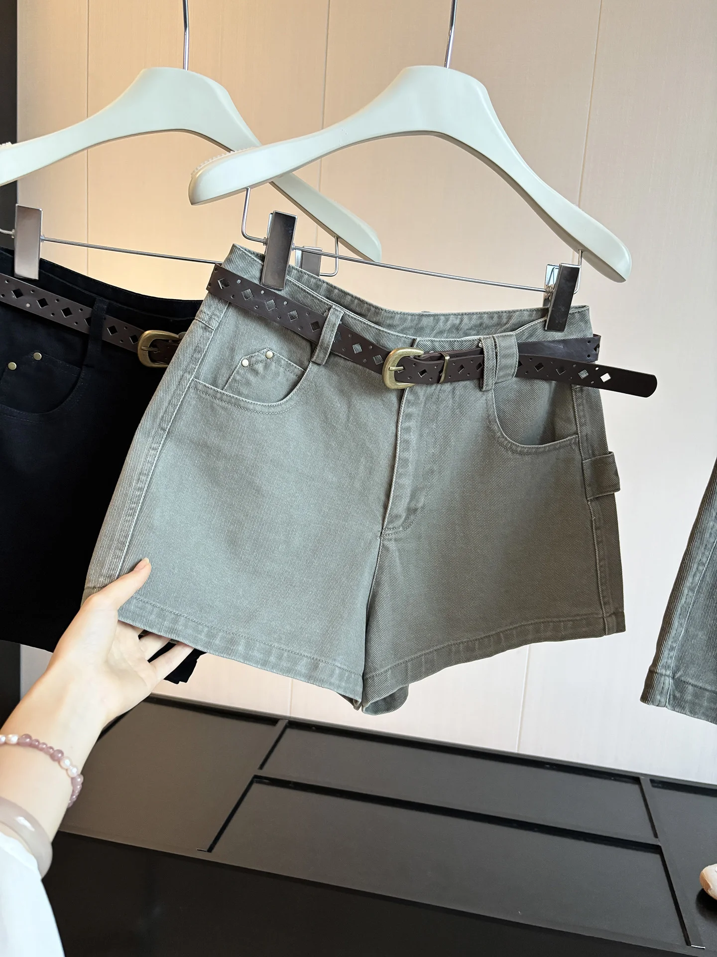 Khaki Denim High Waist Wide Leg Short Pants Women's Thin Style Slimming Hot Pants Autumn 2026 New Style Commute Style Polyest...