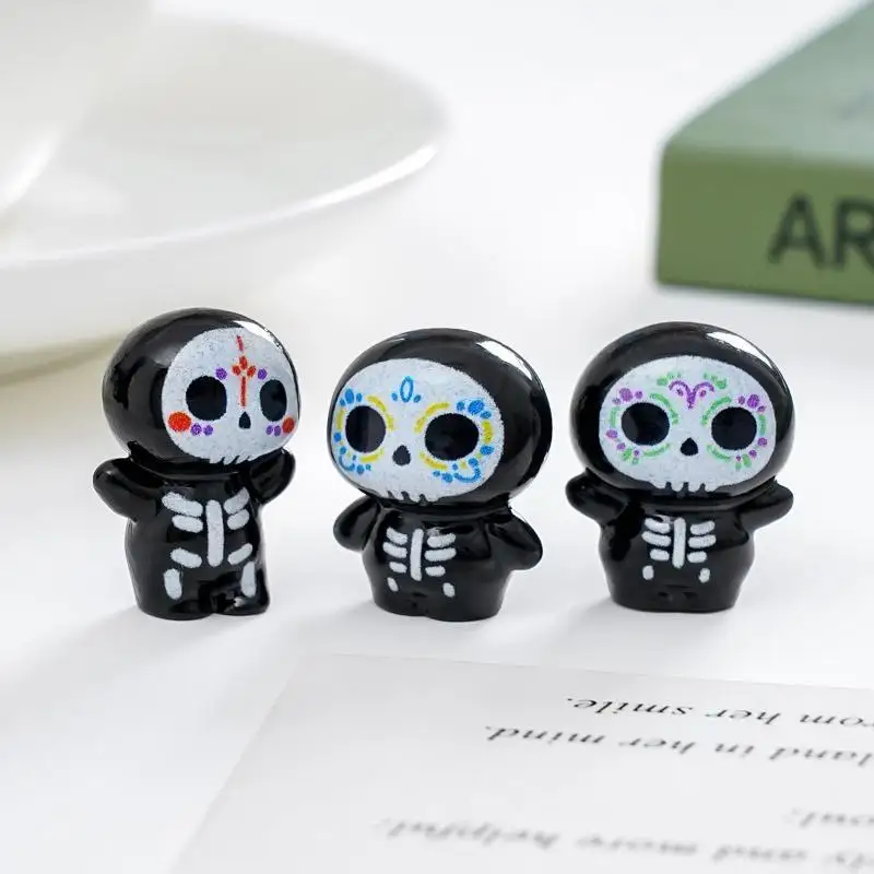 Niedliche Mini-Harz-Zucker-Schädel-Statuen, 6 Stück, im Cartoon-Stil für Halloween, Innenraum-Party-Tischdeko, Geschenk für Schädel-Liebhaber – Detail 5