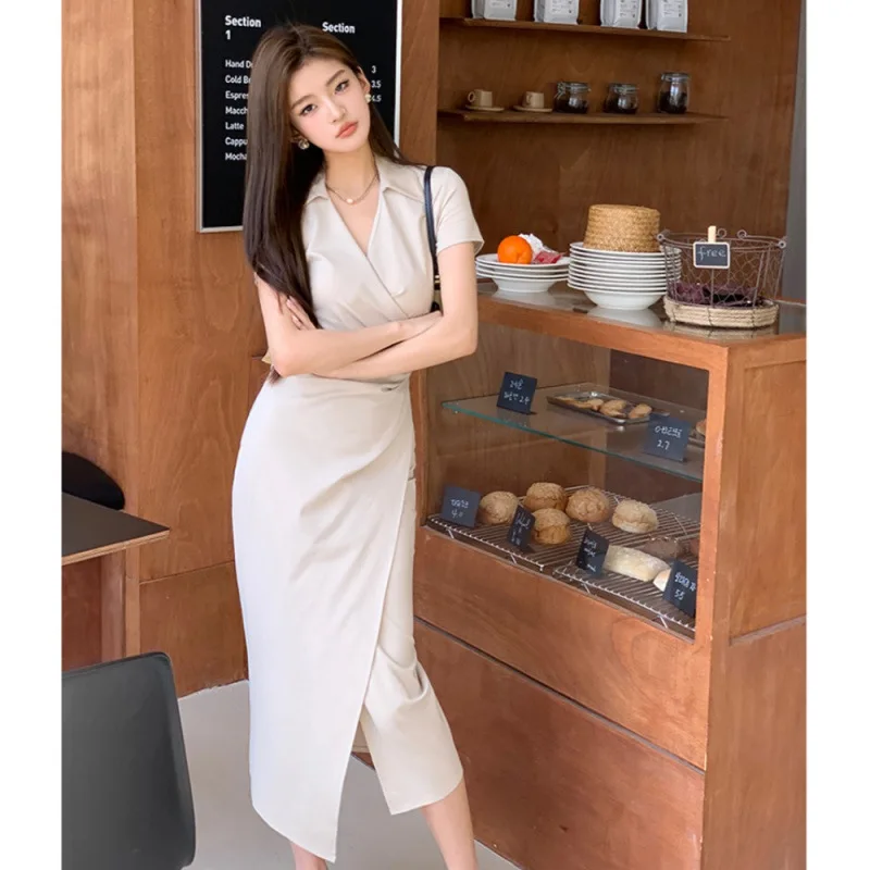 Minimalistische stijl V-hals Effen kleur Asymmetrische geplooide T-shirtjurk met korte mouwen voor dames Zomer Slim-fit split-kokerrok