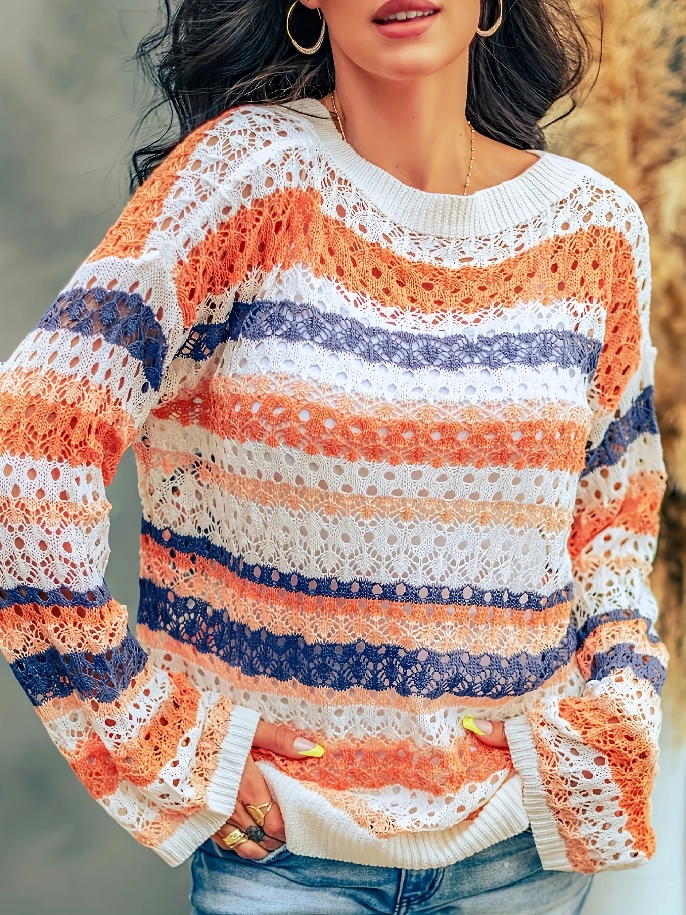 Sweter retro plus size z koronkowym wiązaniem; luźny styl boho z kolorowymi paskami i okrągłym dekoltem.