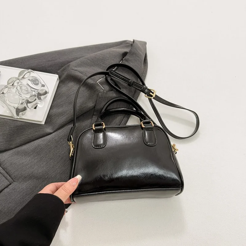 

Popular Classic Leather Crossbody Bag For Women - Ladies Fashion Handbag Messenger Bag Elegant Tote Bag