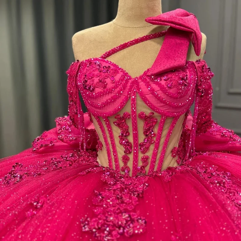 

Блестящие розово-розовые платья Quinceanera с открытыми плечами, хрустальные блестящие наклейки, бусины, длинный хвост, бант, Vestido De 15, Quinceanera, на заказ