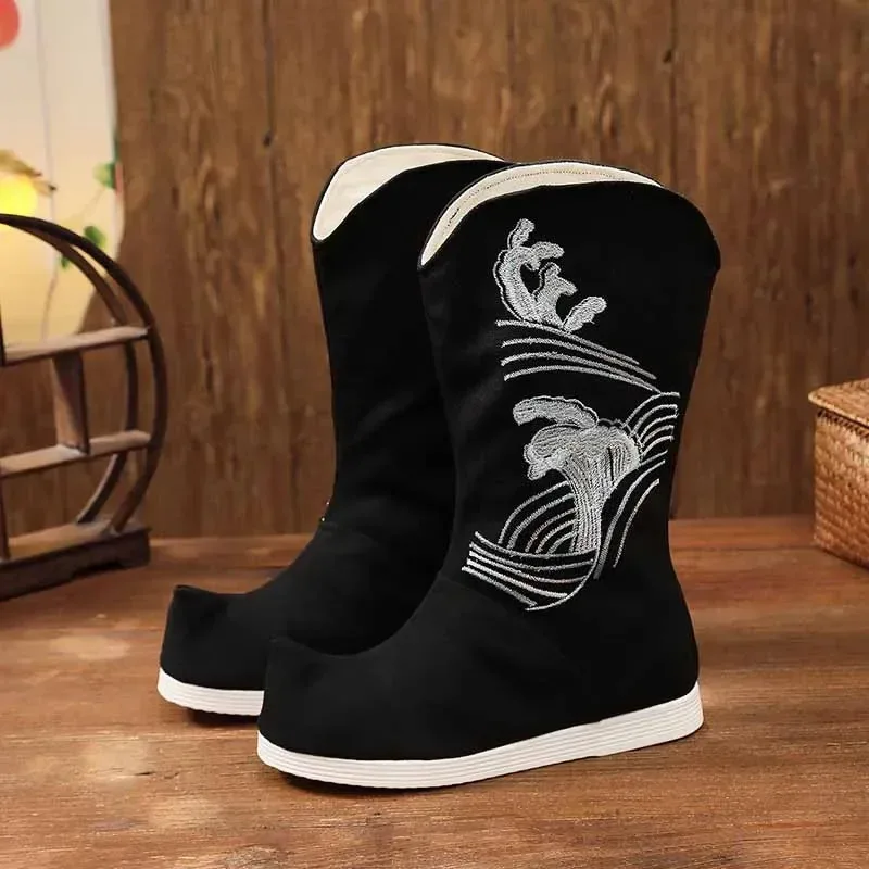 2025 Sapone cinese Hanfu Nero Bianco Tacchi piatti Stivali a punta Scarpe lunghe per donna Uomo Vintage ricamato yi;4