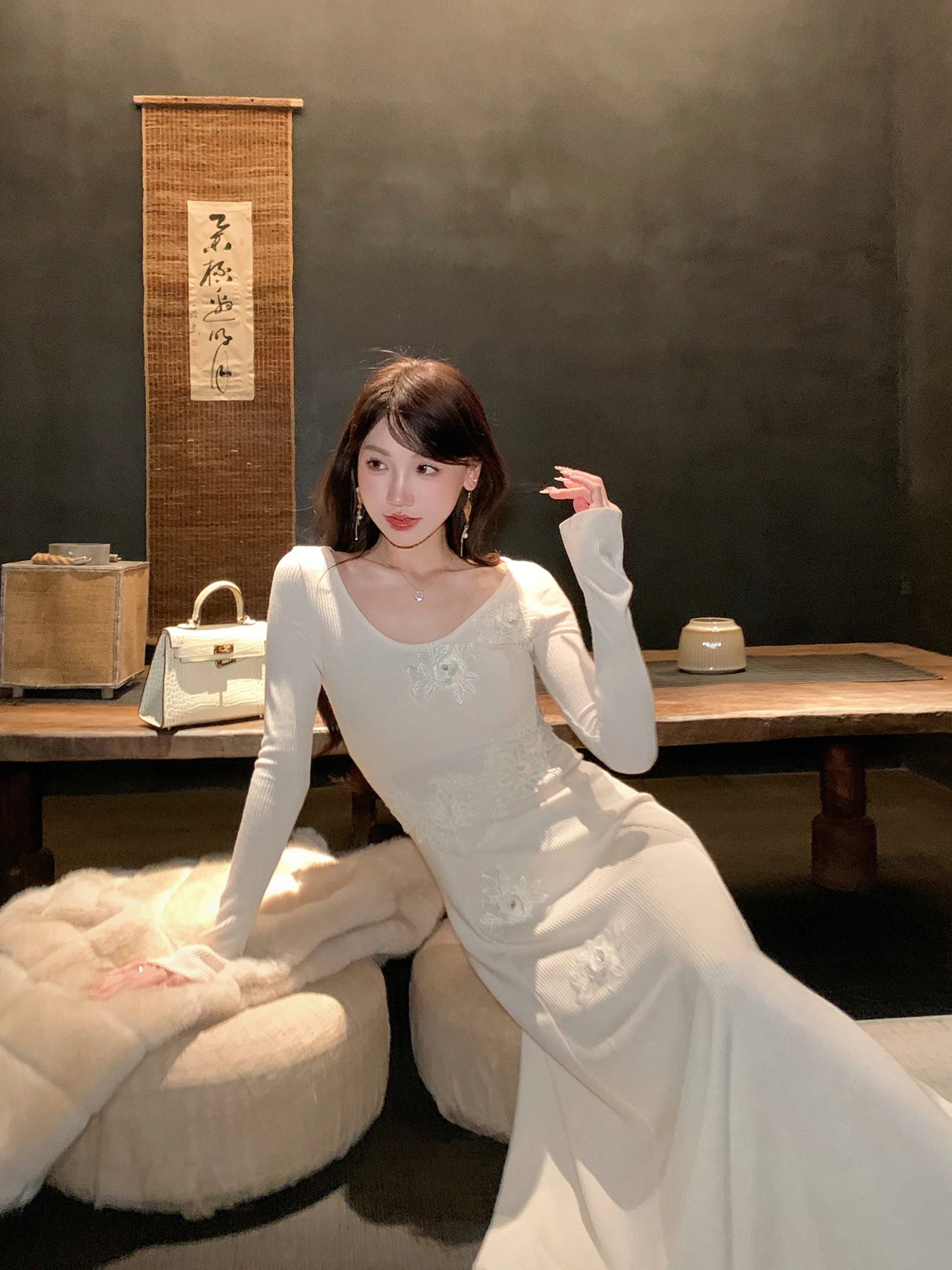 

Gogoga 2026 Весна Новинка: Белое вязаное платье с цветочным узором и длинными рукавами для женщин, осенне-зимнее, для ношения под одеждой, во французском стиле.