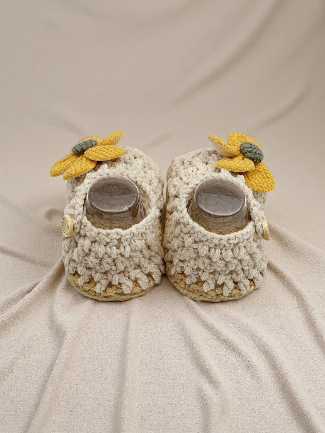 زوج واحد من صنادل الأطفال المصنوعة يدويًا من الكروشيه مع زهرة صفراء، أحذية بيج متماسكة مع زر إغلاق، أحذية ناعمة لحديثي الولادة #6