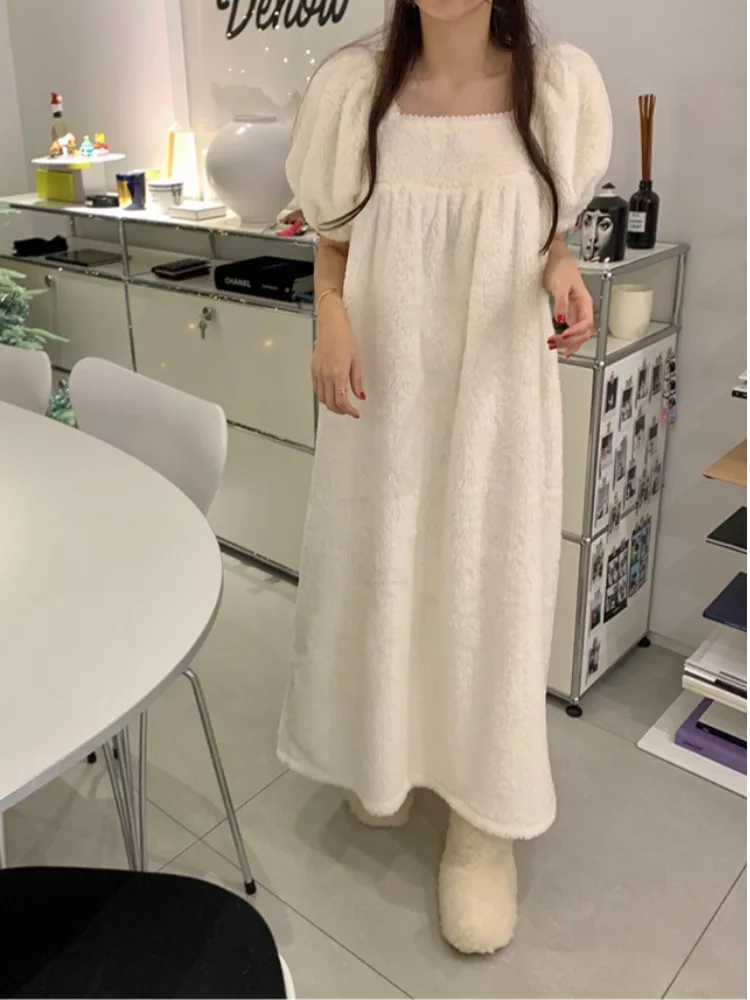 เสื้อคอปกยาวทรงคอร์ทสำหรับผู้หญิง ดีไซน์ทันสมัย ผ้าคอรัลไลน์ เนื้อผ้าฟองน้ำ ซับในด้วยผ้าลูกไม้ ตัดเย็บอย่างประณีต ให้ความอบอุ่น ป้องกันริ้วรอย