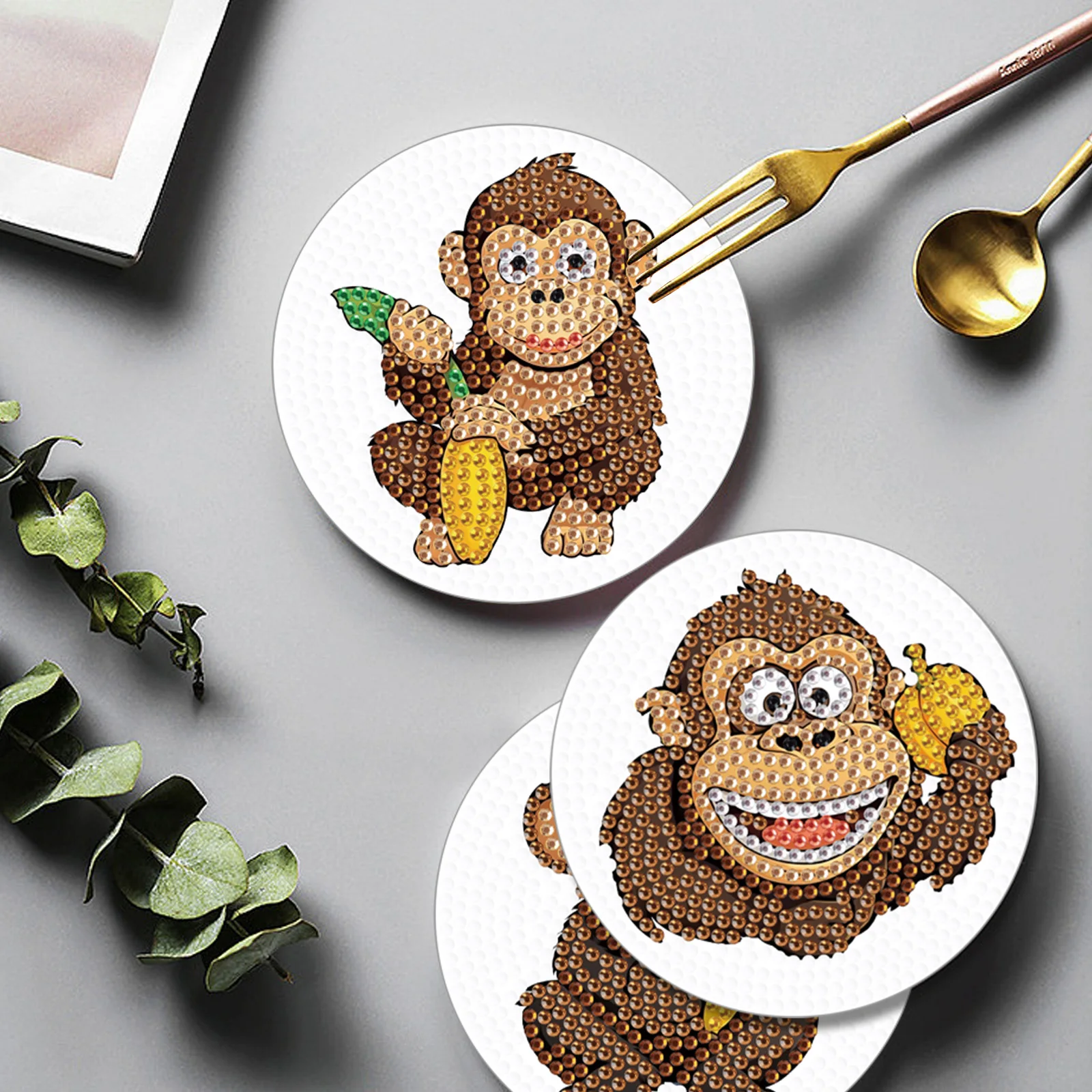 4 قطع من مجموعات الوقايات اللوحة الماسية للبالغين، لوحة طاولة لطيفة على شكل قرود ماسية مع حامل للمكتب وحصيرة الأكواب هدية ديكور #5