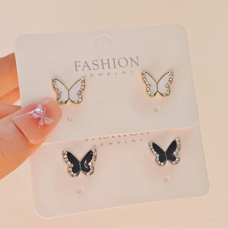 أقراط صغيرة مرصعة بالجانب الكريستالي للنساء ، أحمر ، أسود ، مينا أبيض ، فراشة صغيرة ، شكل حيوان جميل ، صغيرة