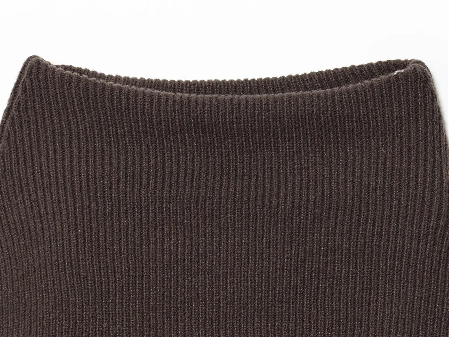 Damski sweter z dzianiny z kołnierzykiem w romby, kontrastowe kolory, miękki, przyjazny dla skóry, przyciągający wzrok element do warstwowego stylizowania.