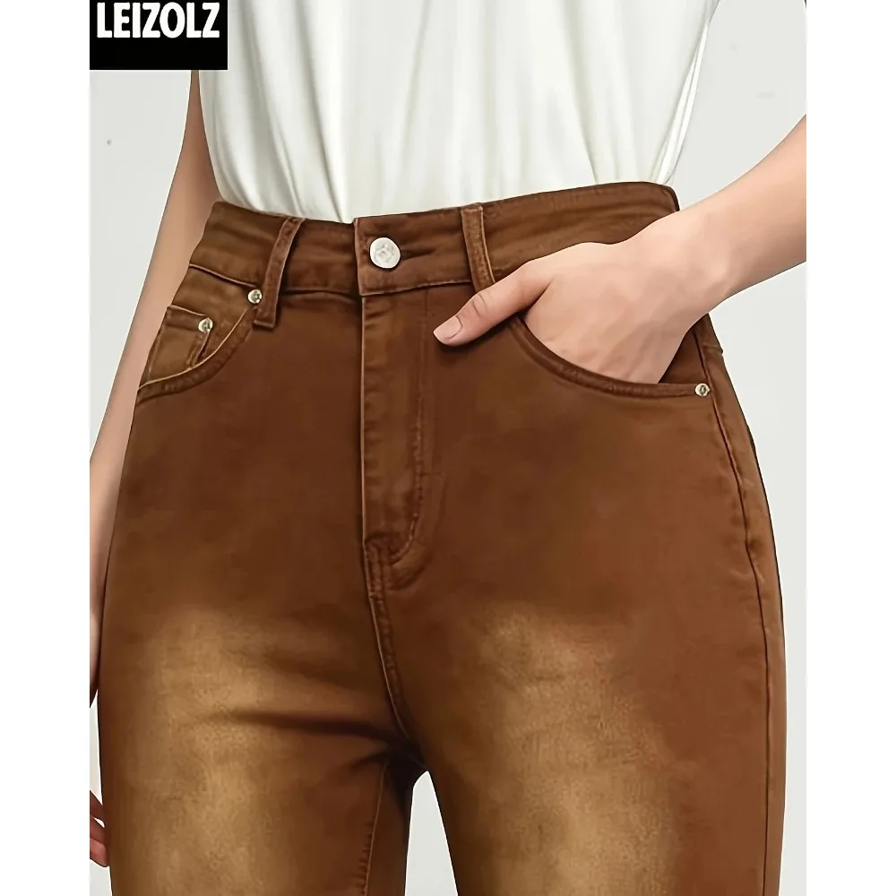 Fashion new brown ladies jeans, pocket multi-flat nail little daughter slim jeans, any match with fashion ladies jeans.