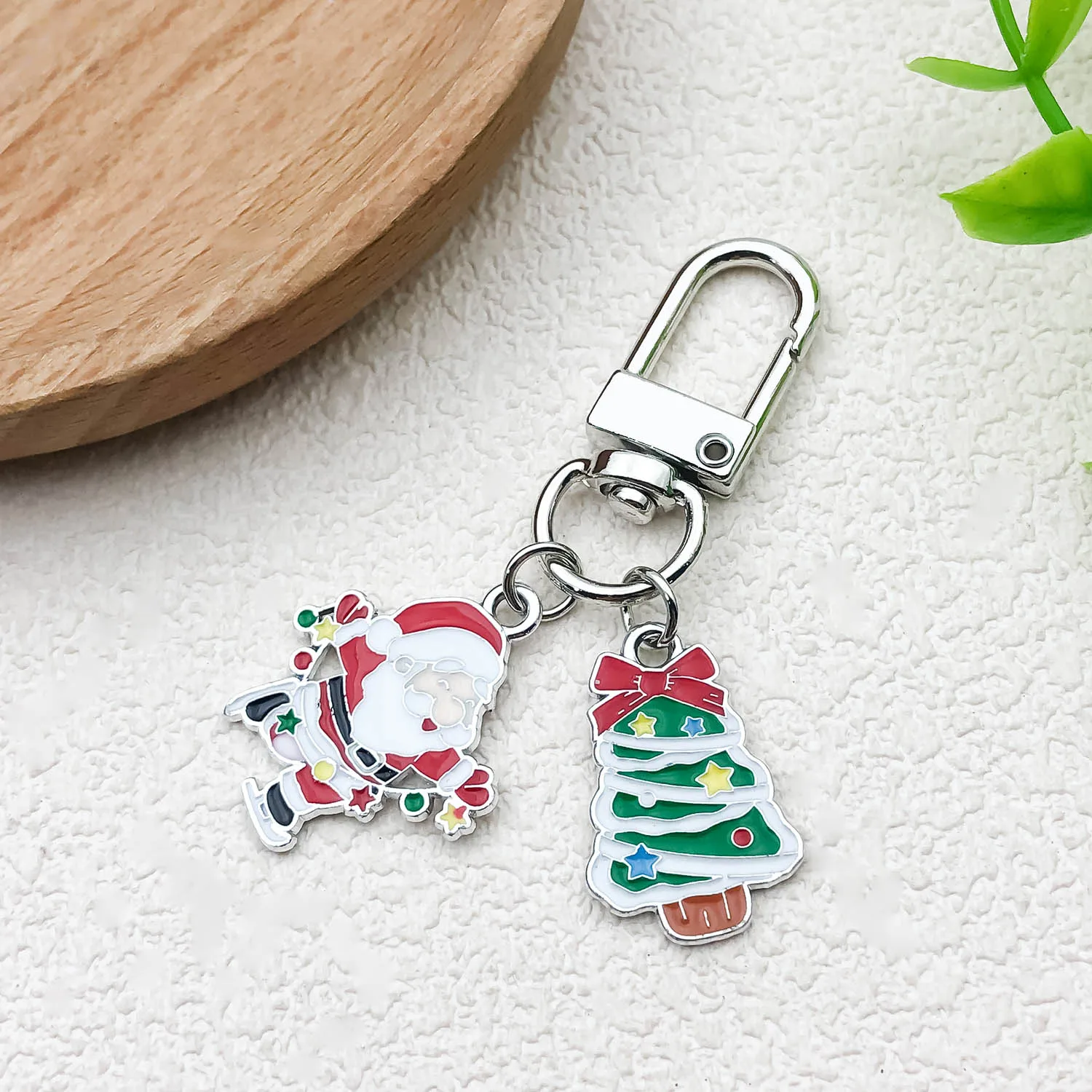 1PC Zinklegierung Tropföl Weihnachtsbaum Weihnachten Skating Santa Set Serie Freizeit U-förmiger Schlüsselanhänger, Weihnachtsmode-Accessoire