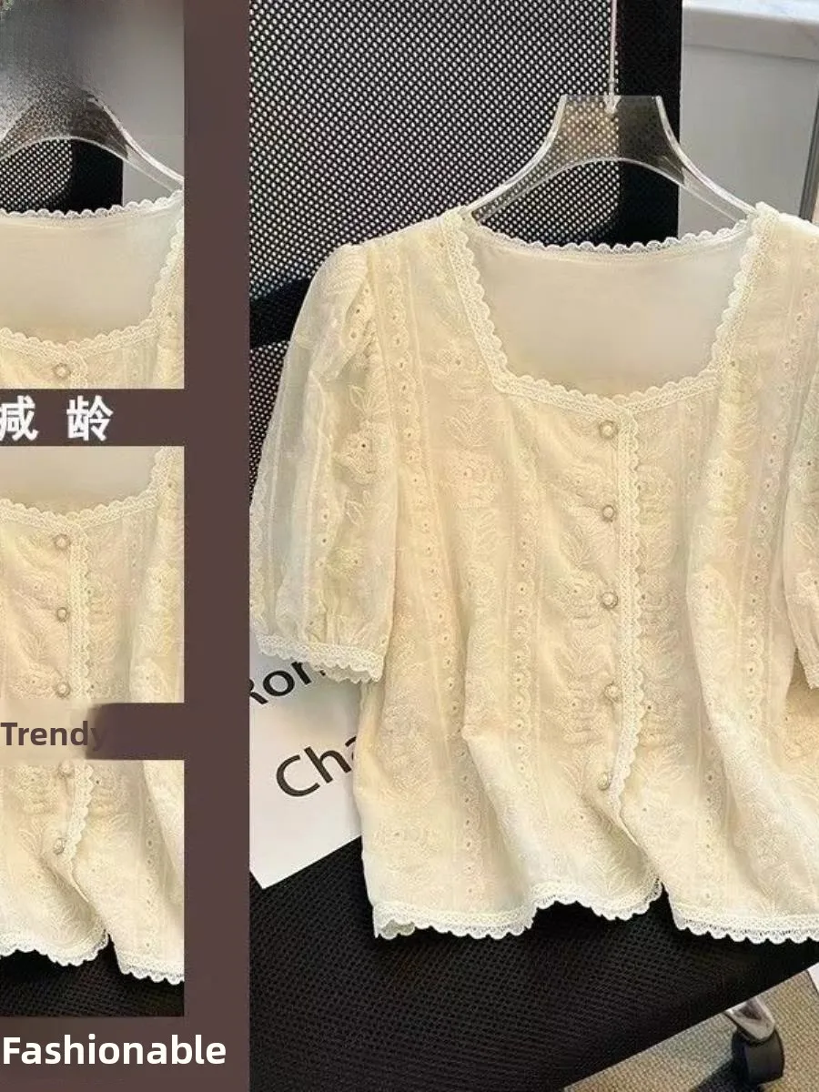 camisa-feminina-elegante-de-renda-bordada-verao-2026-com-gola-quadrada-decote-que-realca-a-clavicula-bolso-quadrado-moderno