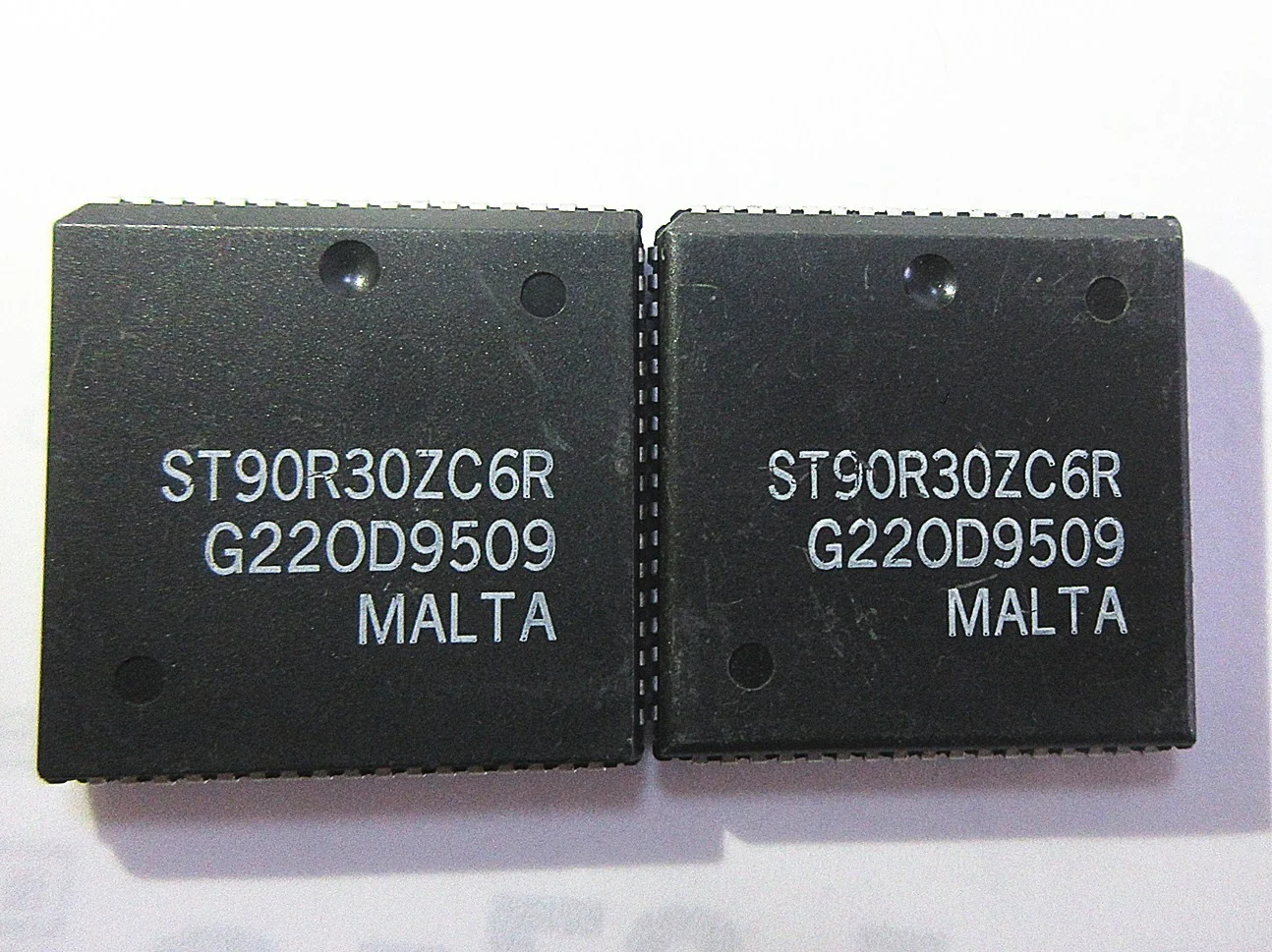 

90R30C6R-C PLCC68 10 шт.