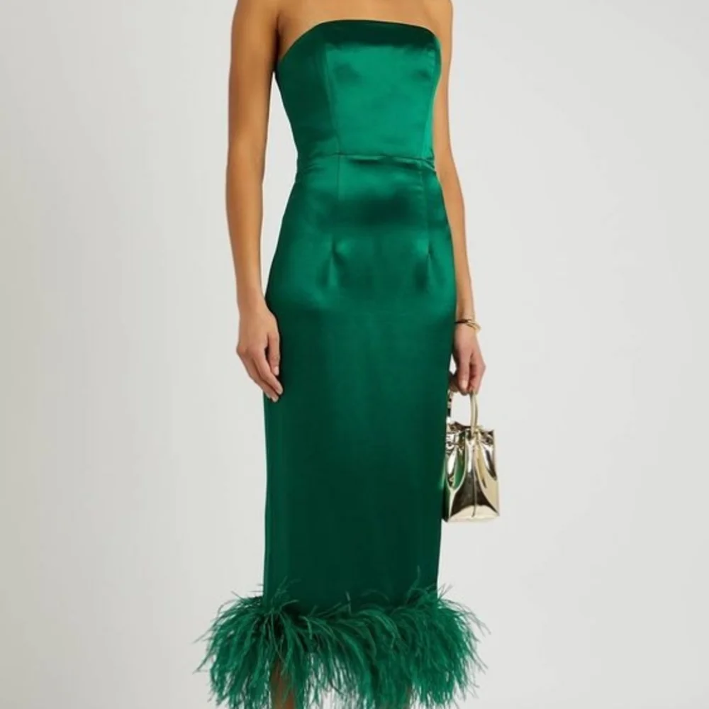 

Classic Short Green Evening Dresses Strapless Satin Sleeveless with Feathers Mermaid Tea Length Slit Robe De Soiree Femmes