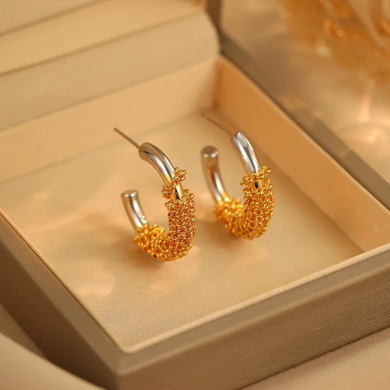 

C-shaped metal stud earrings with a sophisticated and luxurious feel, exclusive for women. Made of 925 sterling silver.