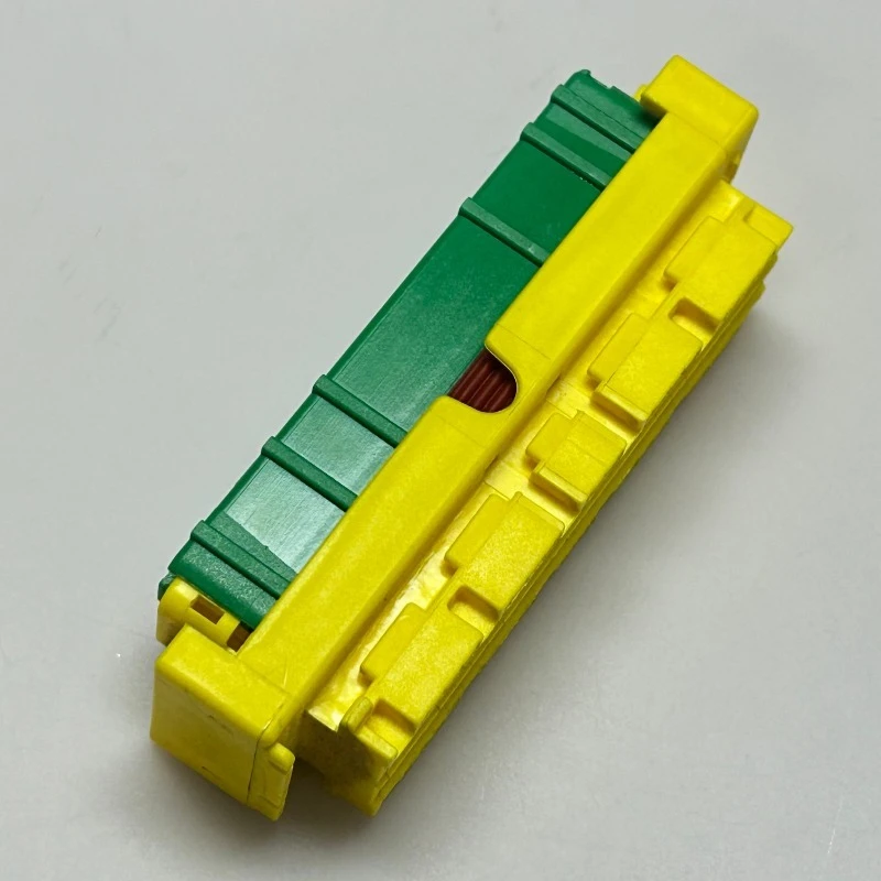 6189-1124/6R0973206 Original 50-hole, automotive connector, connector, sheath, inner core 2