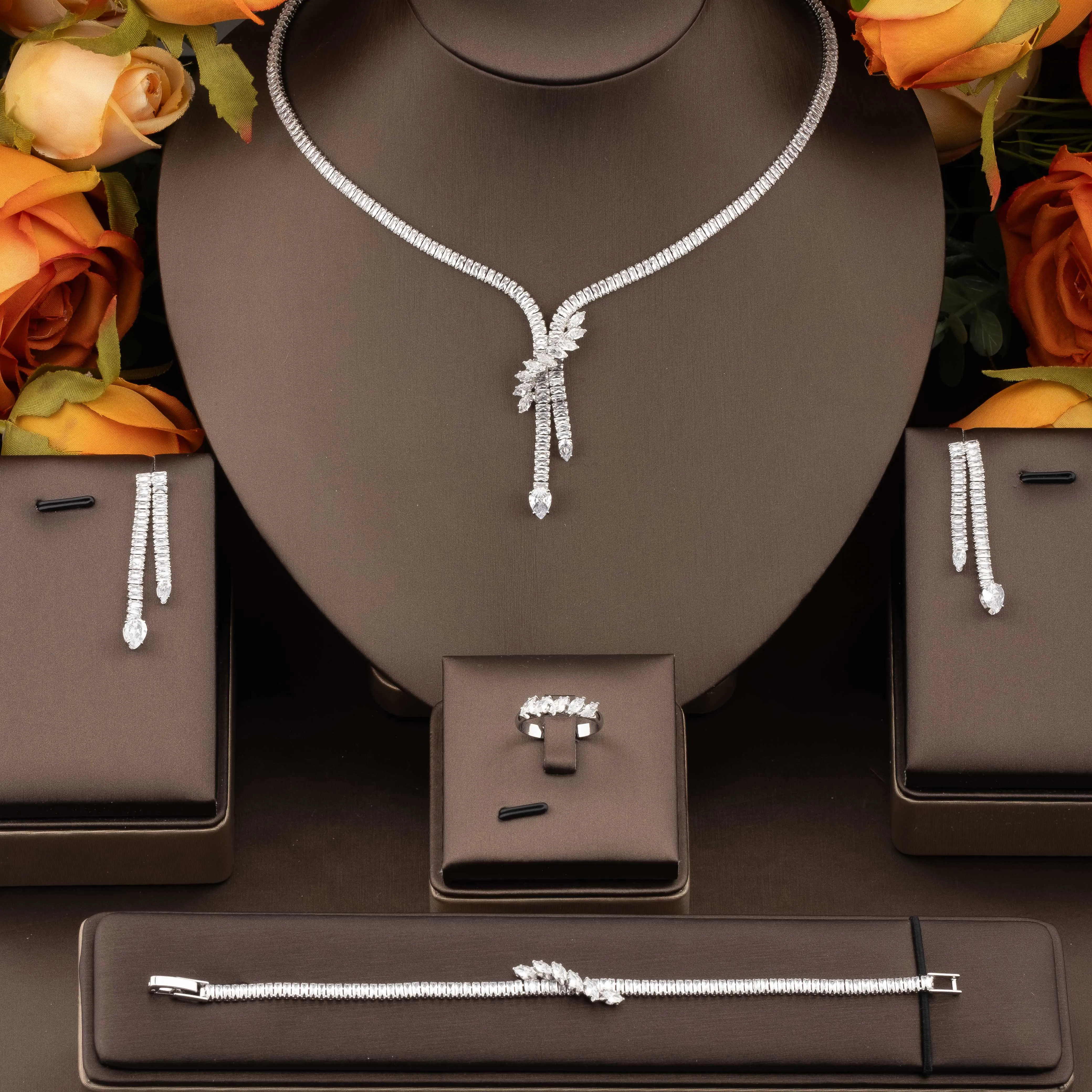 1 set of high-quality, luxurious and elegant cubic zirconia vine design jewelry set suitable for women to wear at weddings and banquets. Gift box not included