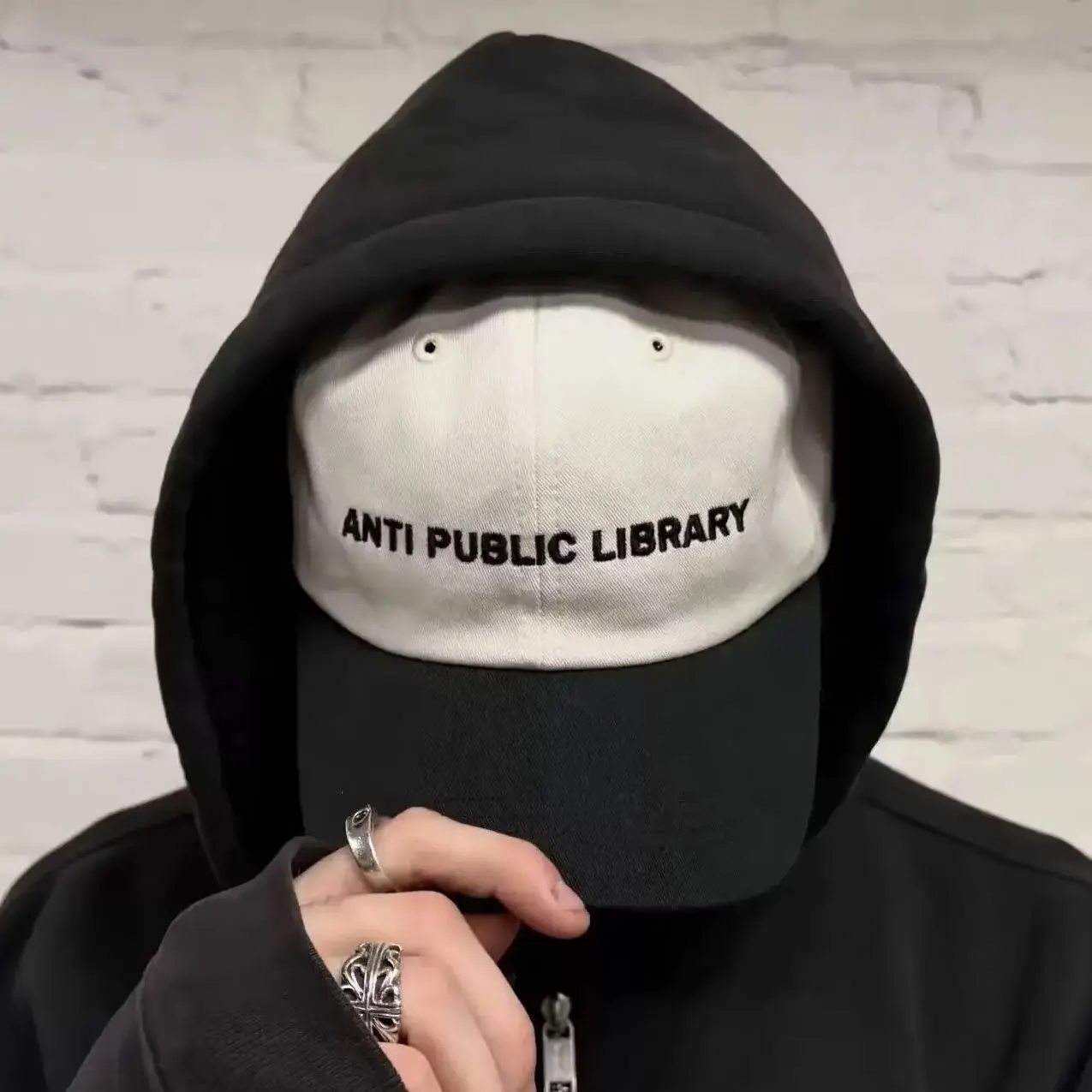 cappellino-er-d-25ss-anti-public-library-con-ricamo-in-bianco-e-nero