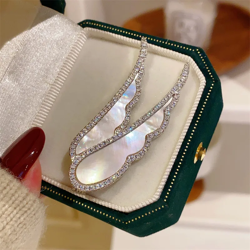 

CC Suit Pins Angle Wing Shape Natural Shell Sweater Pin Elegant Brooches Temperament Scarf Clasp Trendy Corsage Jewelry B226