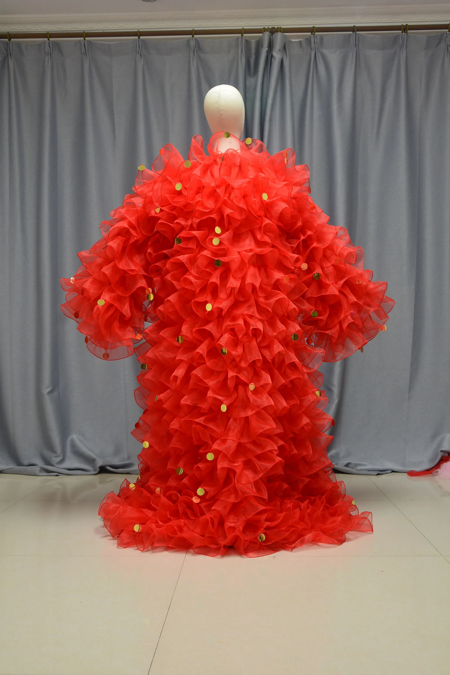 الأحمر الأورجانزا الكشكشة الترتر سترة المرحلة المرأة سترة المرأة ملابس خارجية معطف عبر خلع الملابس الملكة أزياء مسرحية لون مخصص