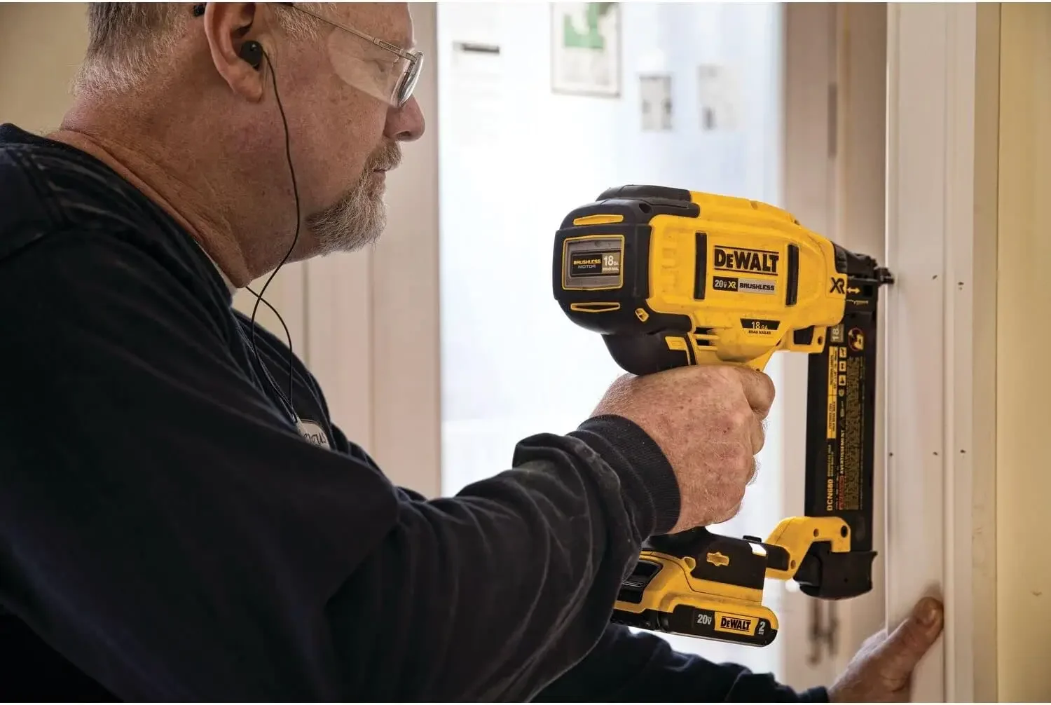 DEWALT 무선 브래드 타정기 키트, 20V MAX, 18GA (DCN680D1)