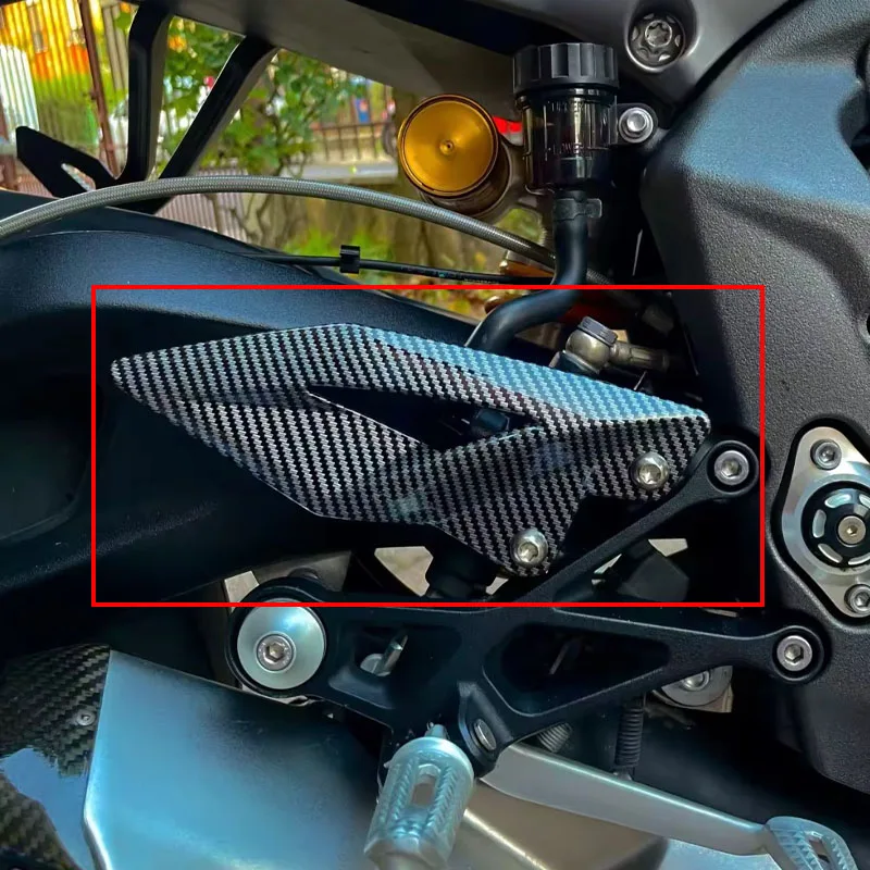 

Heel Guard Plates Foot Rests For Triumph Street Triple 660 765 R RS 2016-2026 Weight Reduction Carbon Fiber moto accessories