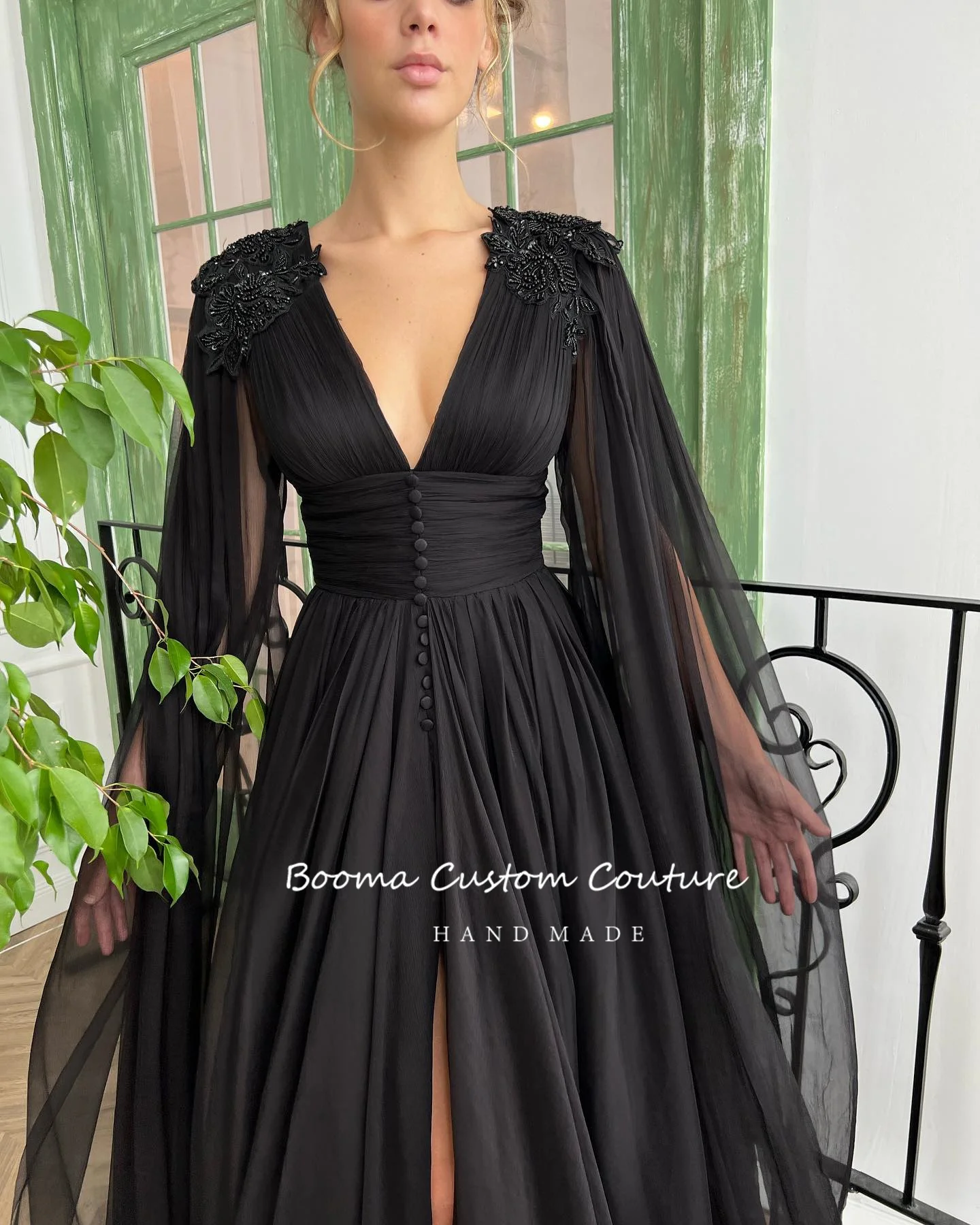 Booma Elegante Schwarz Tiefem V-ausschnitt Chiffon Prom Kleider Lange Cape Sleeves Perlen Appliques Hohe Slit A-Line Maxi Abendkleider