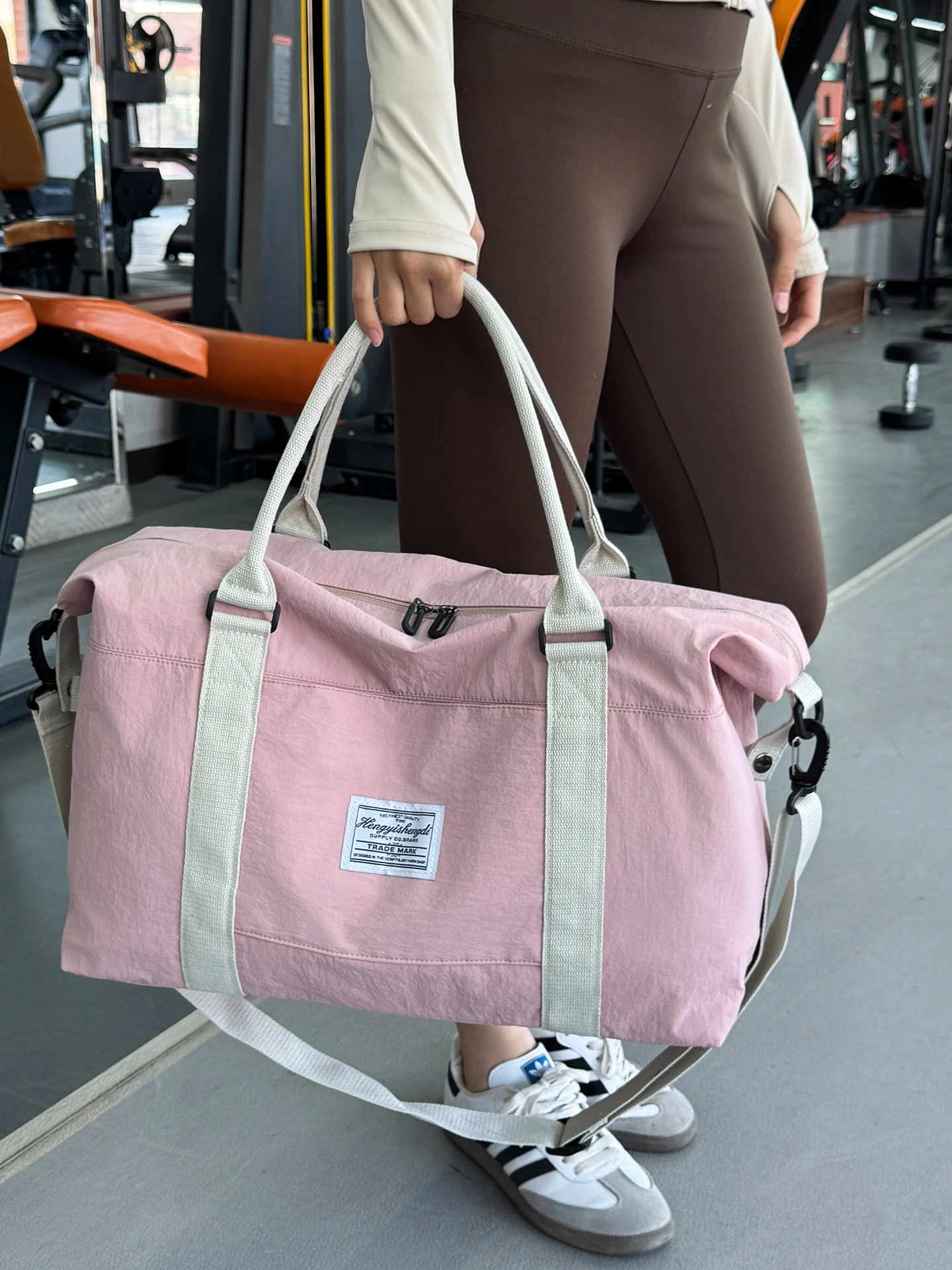 borsa-sportiva-leggera-e-dal-design-accattivante-ideale-per-brevi-viaggi-e-per-l’uso-quotidiano-borsa-da-viaggio-borsa-da-donna-capiente-e-adatta-a-contenere-indumenti