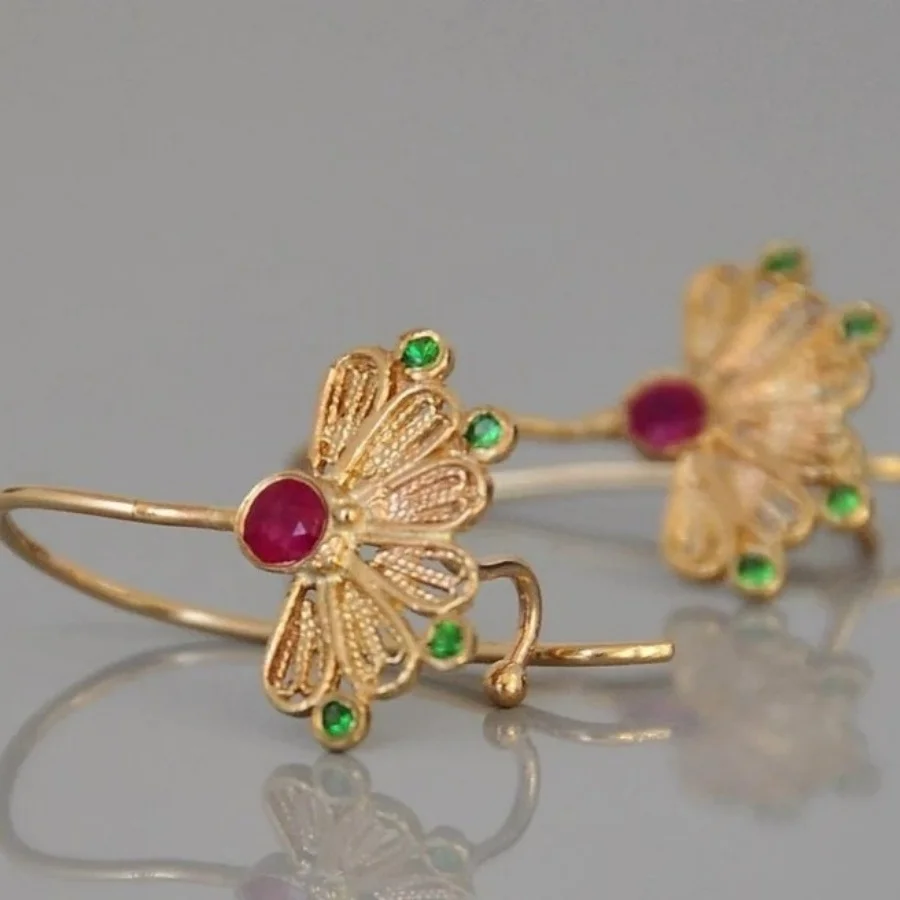 Golden Scalloped Leaf Pendant Earrings Paired with Red-green Zircon Are Delicate and Elegant, The Perfect Gift for A Lady