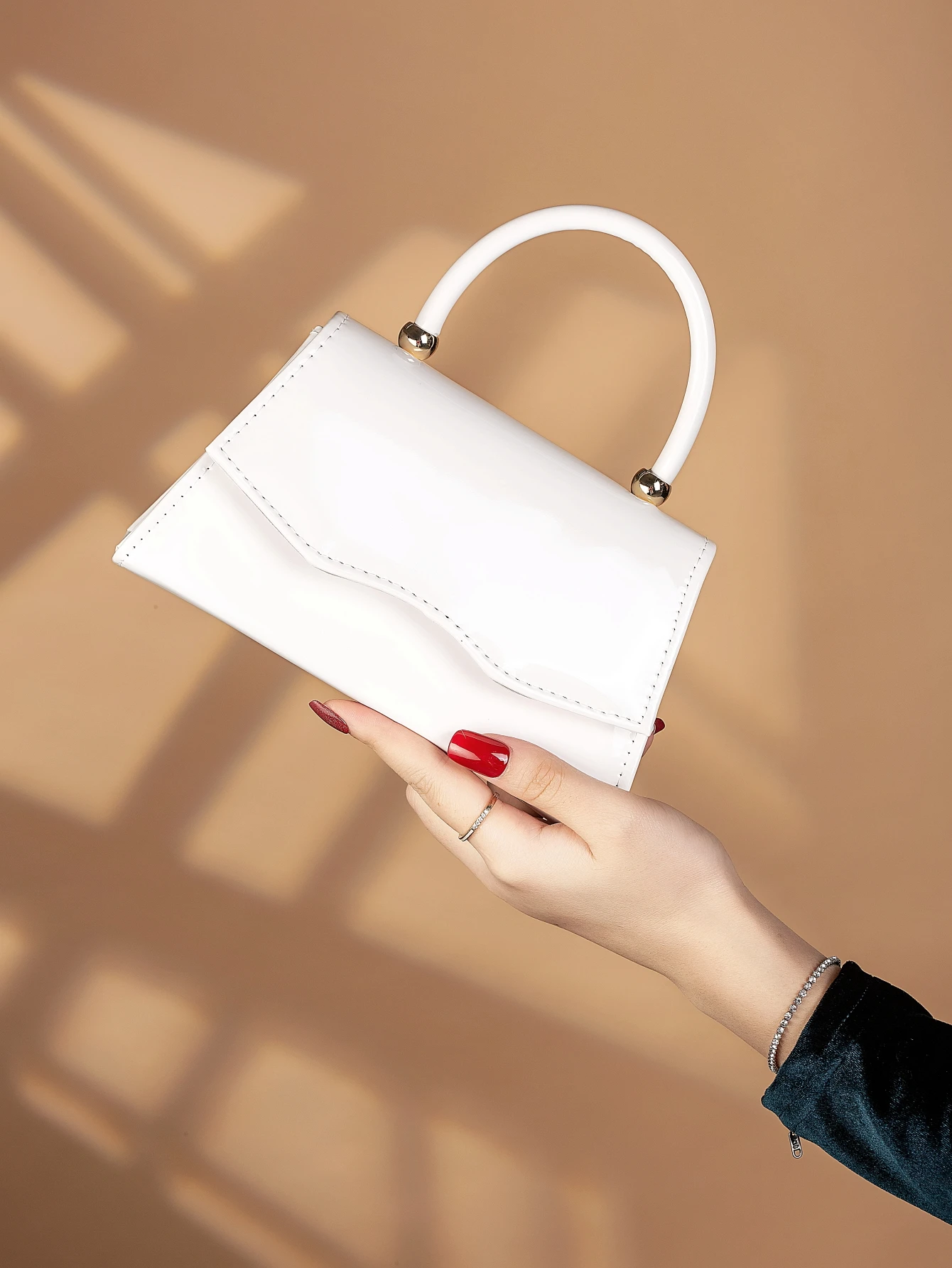 

Shiny and elegant, the mirrored handbag is a luxurious evening bag for women, perfect for dinners, parties and dances.
