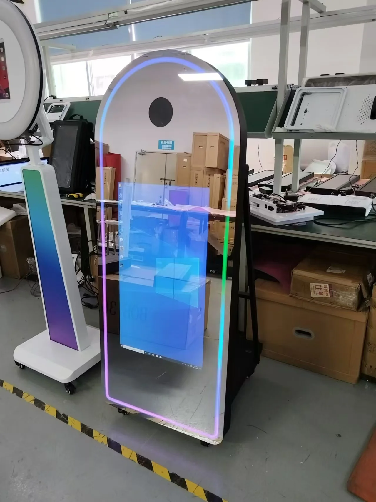 Duży fotobudka z lustrem, darmowe oprogramowanie DSLRbooth, pierścień LED, drukarka i stojak na drukarkę, sprzedaż bezpośrednio z fabryki.