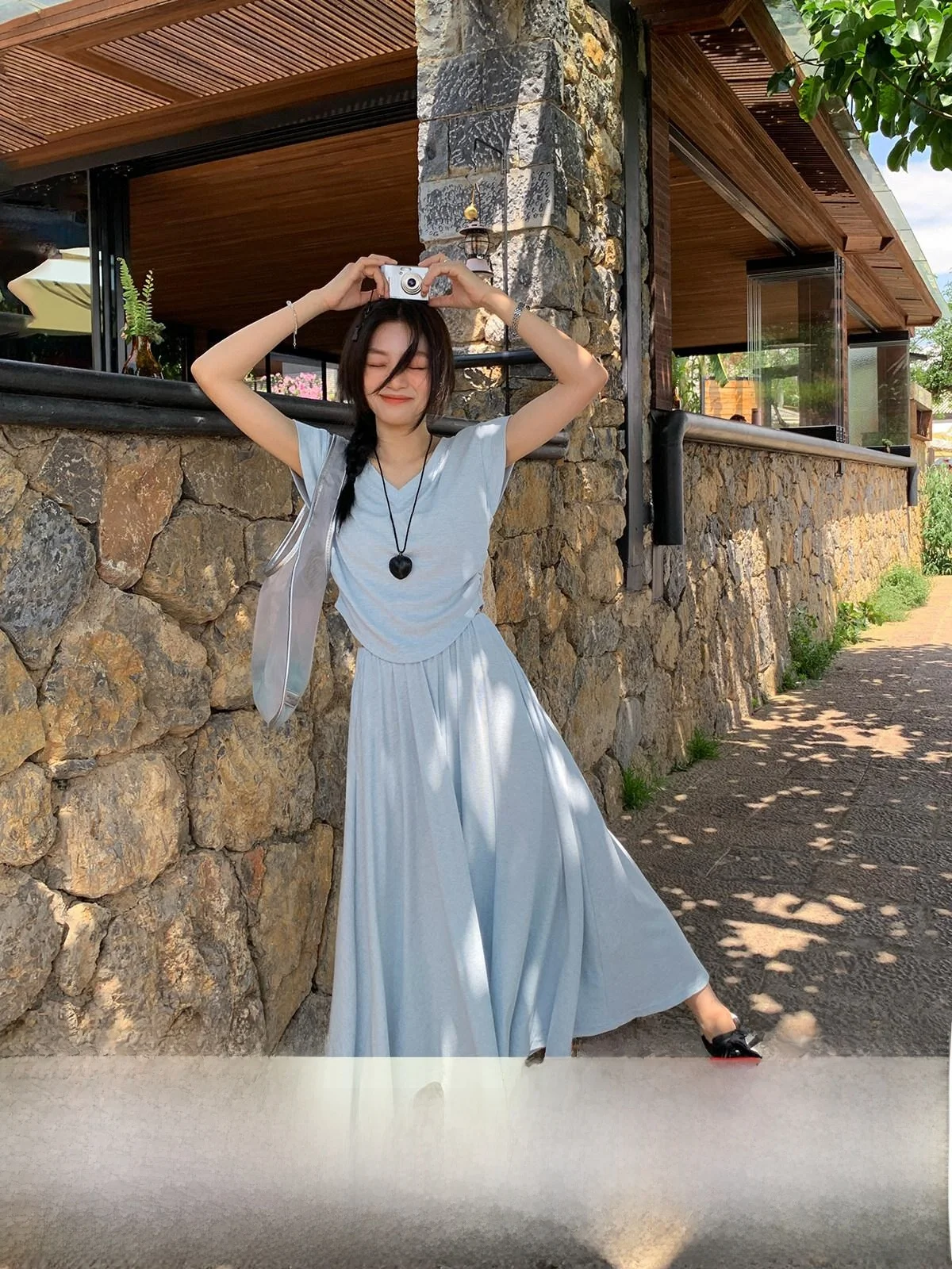 

Женский летний комплект SISILYON: приталенная футболка с коротким рукавом и юбка А-силуэта с V-образным вырезом и утягивающей талией