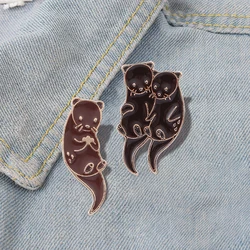 Bella cavezza del mare che abbraccia il blocco di ghiaccio spilla Pin Cartoon Otters che tiene le mani distintivo moda smalto spille regalo gioielli per i bambini