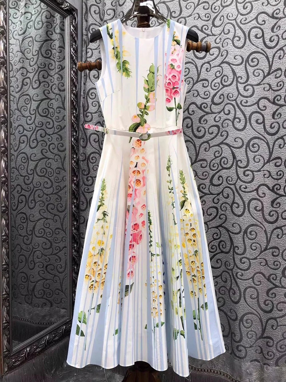Top Quality New Long Dress 2026 Summer Style Women Sweet Floral Blue Striped Print Sleeveless Long Maxi Party Luxury Dress Belt