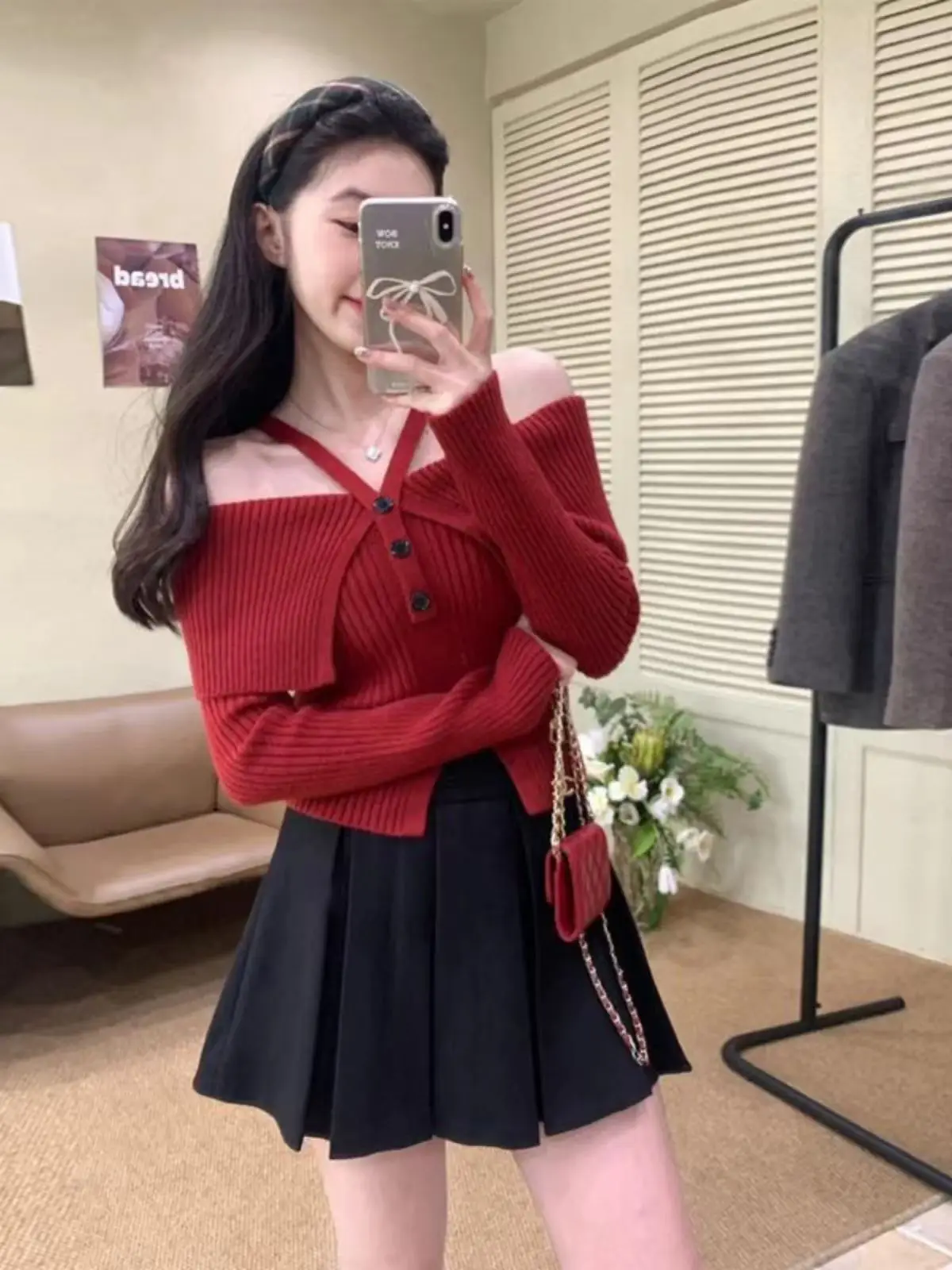 

Красный вязаный свитер с открытыми плечами: модный французский дизайн, облегающий крой, средней мягкости, длинный рукав. Хит осени-зимы для женщин.