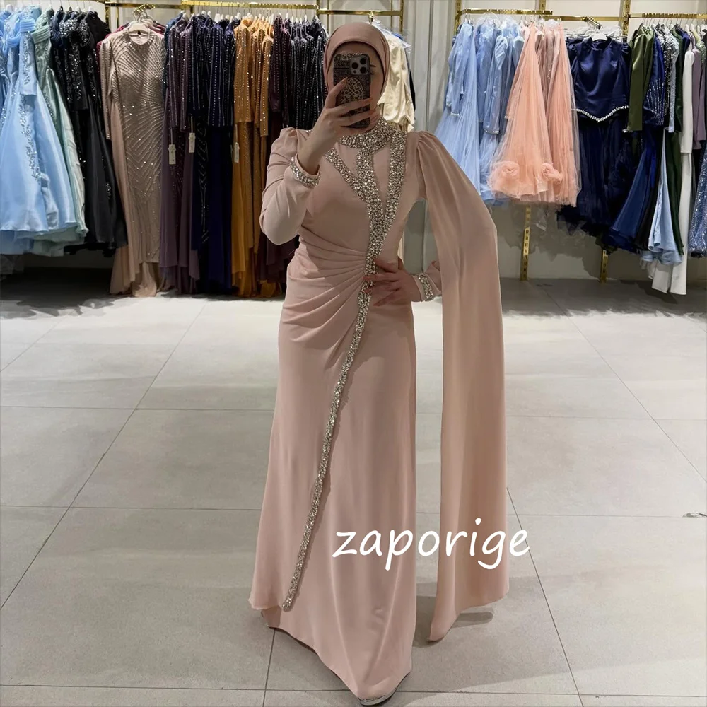 Sukienki na zamówienie: błyszczące, plisowane, cekinowe, proste, z dżetami, długie, na specjalne okazje, koktajlowe, wysokiej jakości, klasyczne.