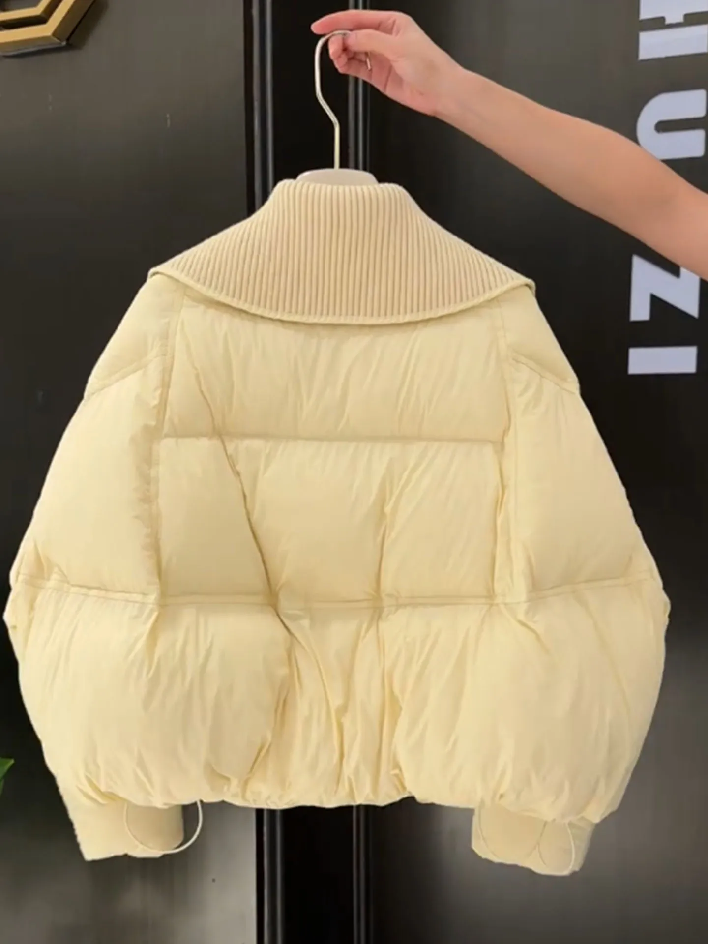 Warm Yellowi White ort down Jaet for Women Lapel Sle Loose Fit Faionable Slimming Outerwear Winter 2025 New Arrival