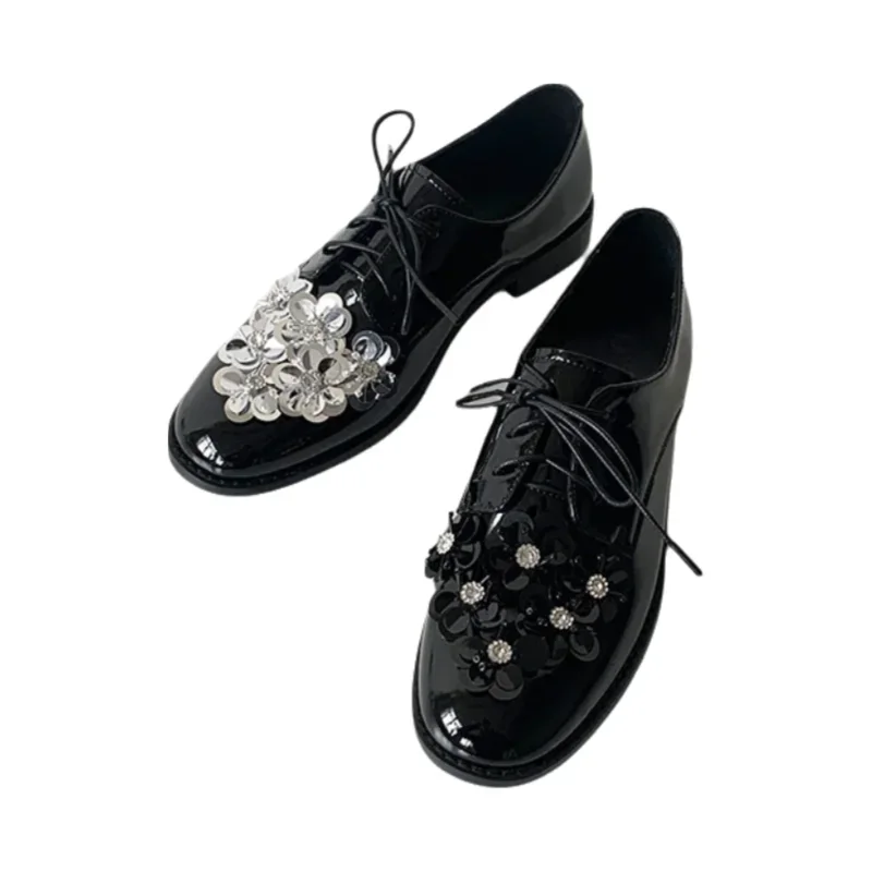 أحذية كاجوال للنساء من جلد البقر ديربي بروغ بمقدمة مستديرة وزهرة الديكور وأربطة للإغلاق أحذية للسيدات مصنوعة يدويًا
