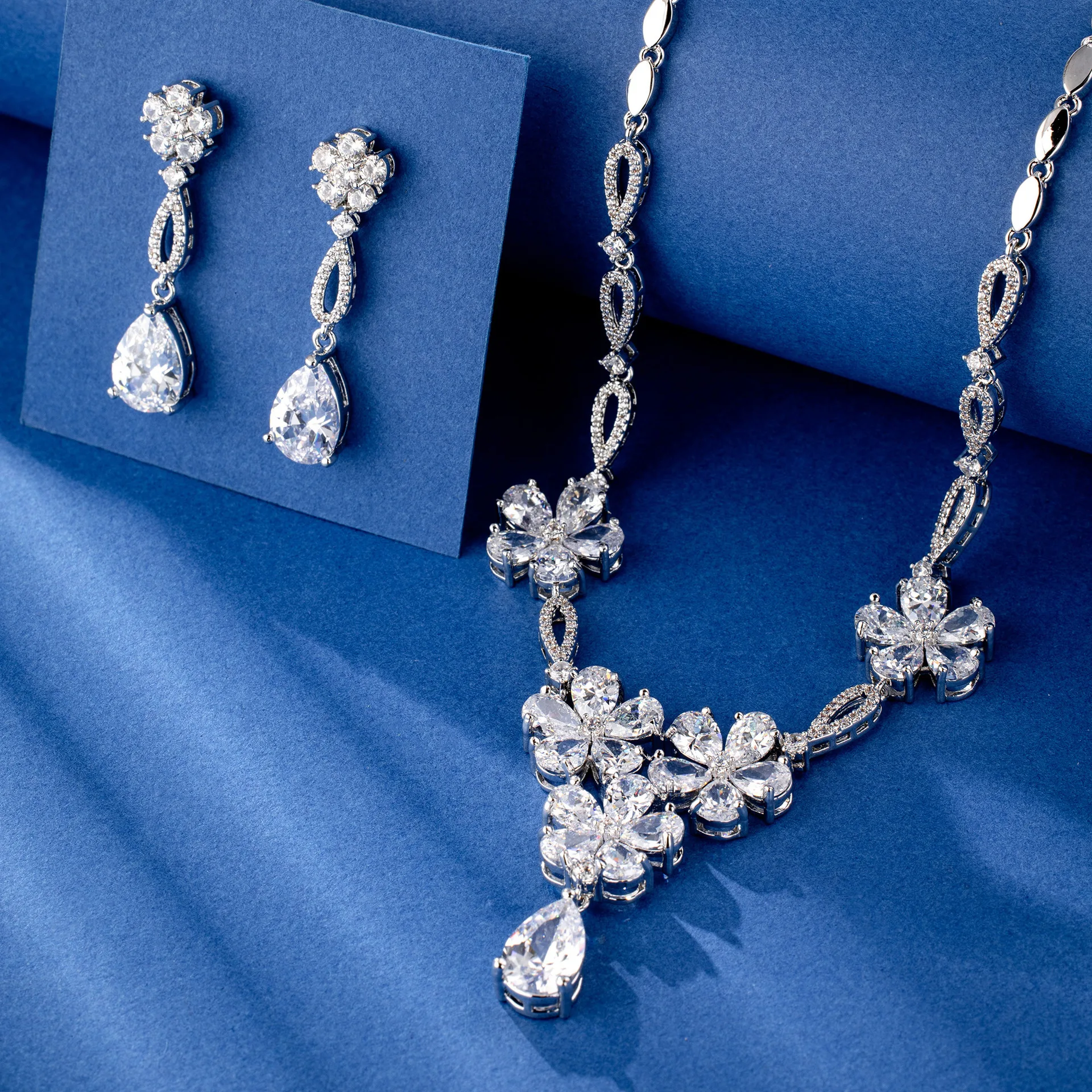 

Универсальный свадебный набор украшений, женский комплект украшений для свадебных фотосессий, легкие роскошные аксессуары, красивый цветочный набор.