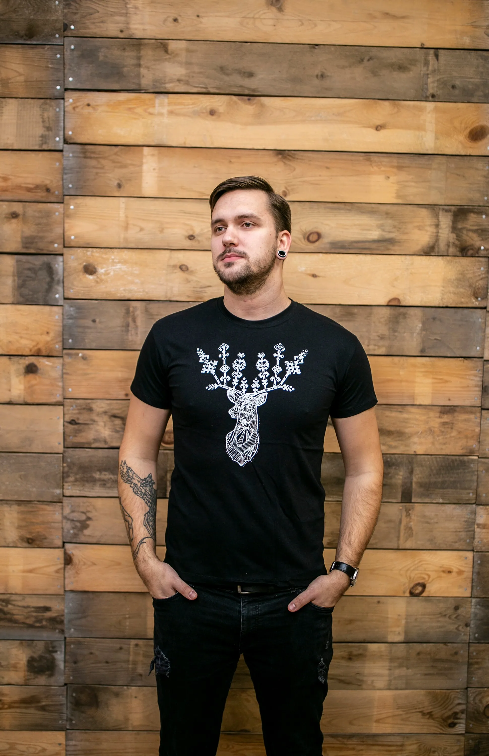 

Мужская футболка унисекс с загадочным оленем