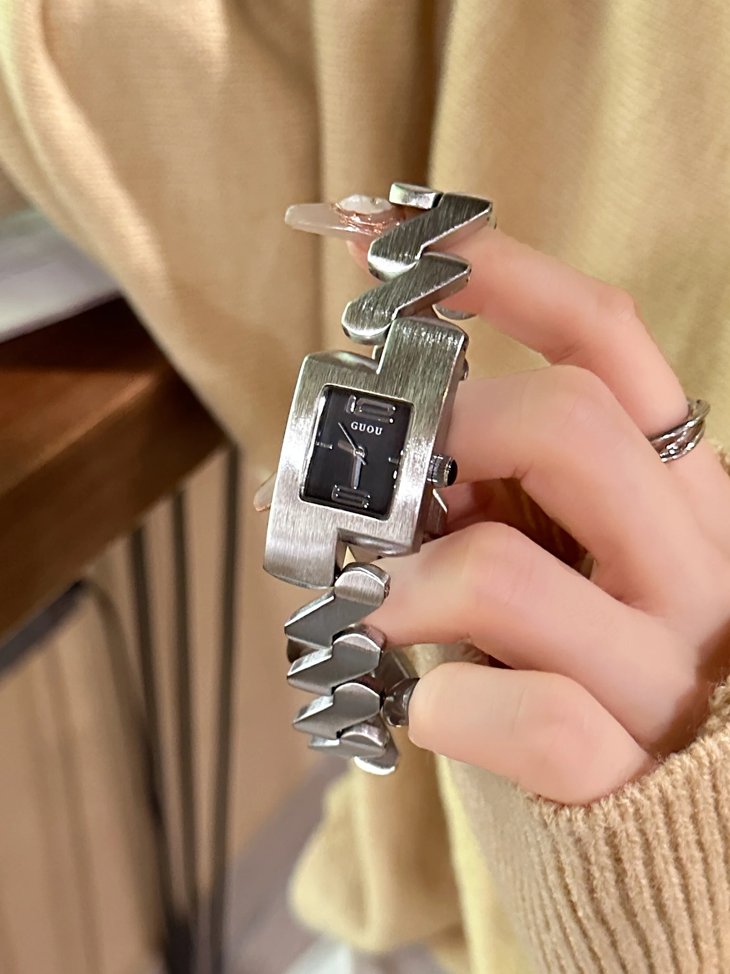 Watch for women 2025 new style light luxury retro simple high-end quartz ladies watch workplace birthday gift for women
