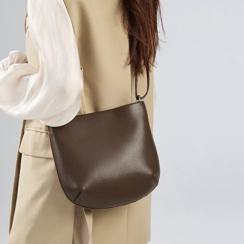 

Сумка через плечо из натуральной кожи нового дизайна для молодых женщин - модная, универсальная и винтажная для повседневной носки