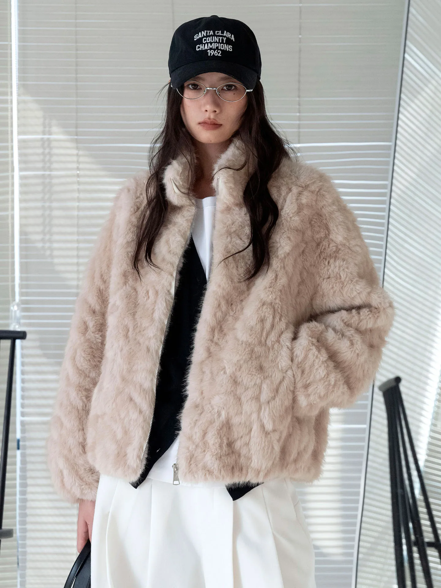Autumn and winter new Korean style fashionable relaxed stand up collar zipper plush short fur loose casual warm jacket for women